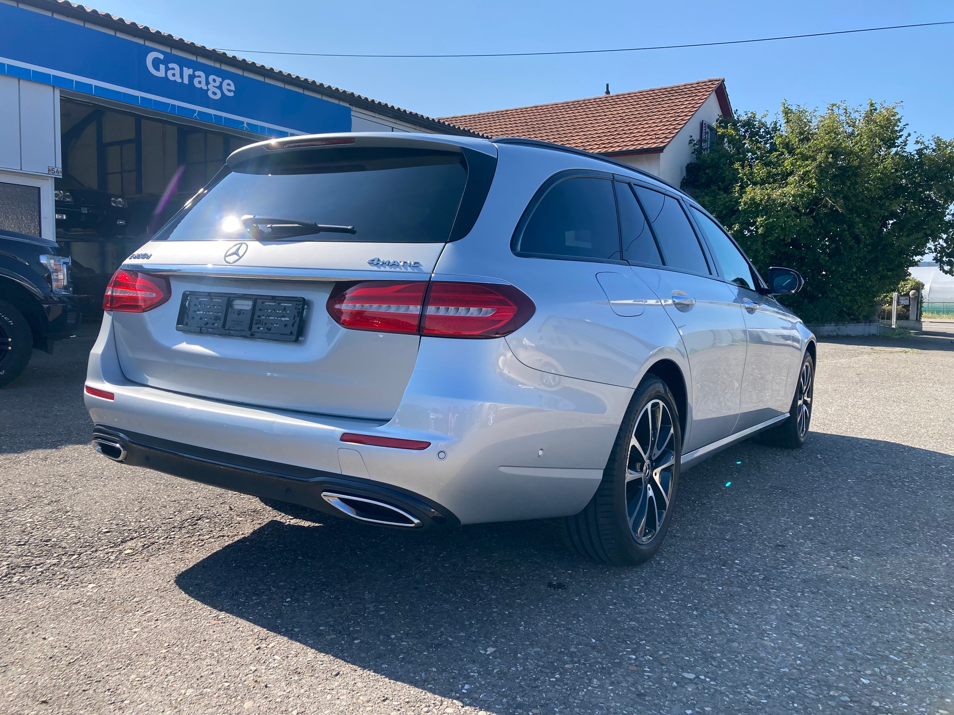 MERCEDES-BENZ E 220 d Swiss Star Avantgarde 4Matic 9G-Tronic-image-3