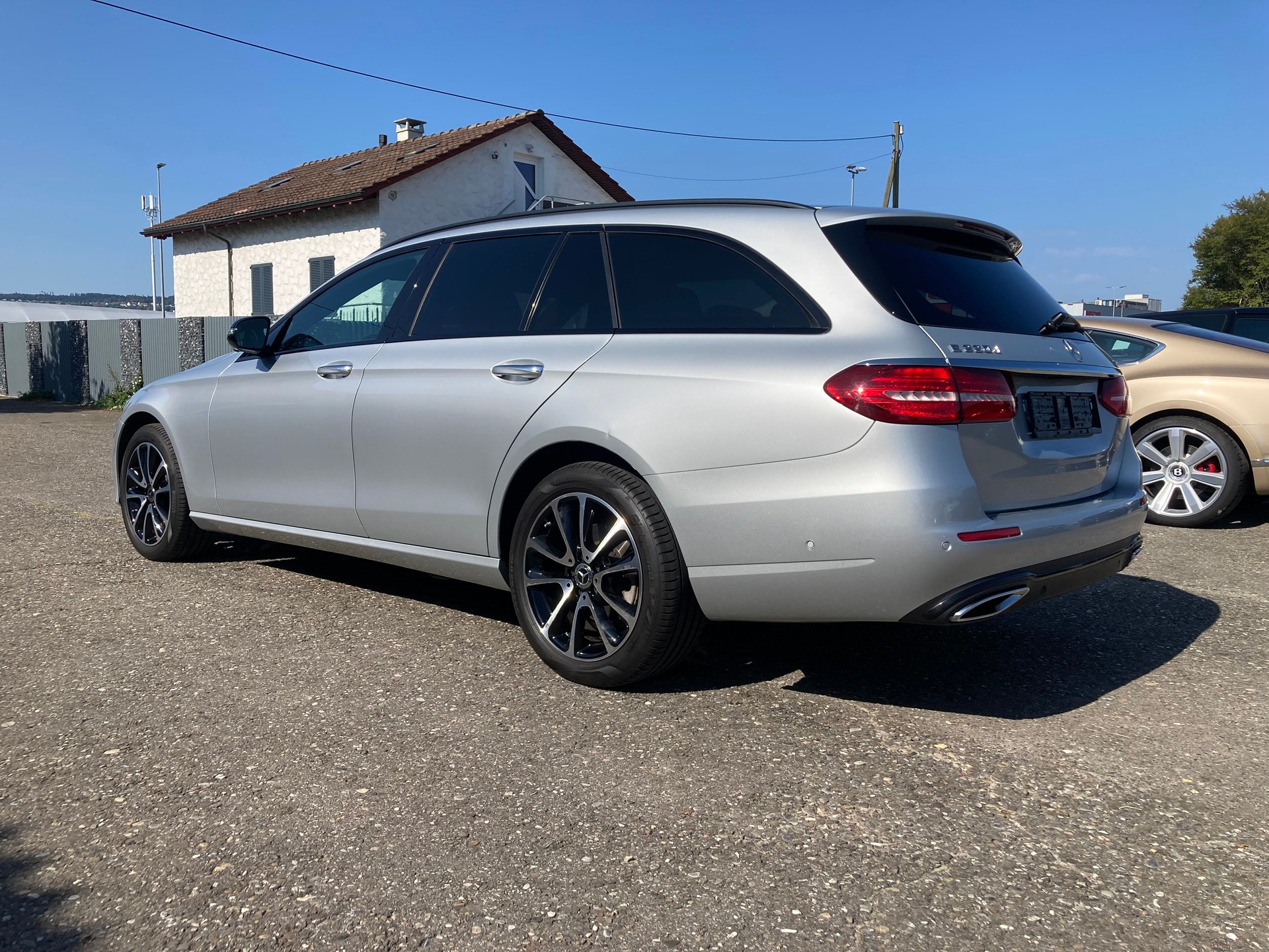 MERCEDES-BENZ E 220 d Swiss Star Avantgarde 4Matic 9G-Tronic-image-2