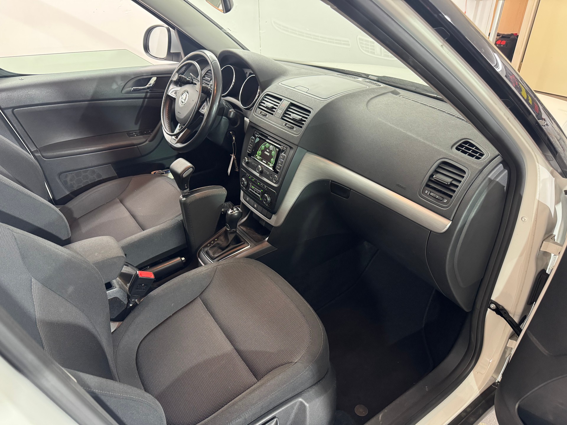 SKODA Yeti 2.0 TDI Ambition Outdoor 4x4 DSG-image-10
