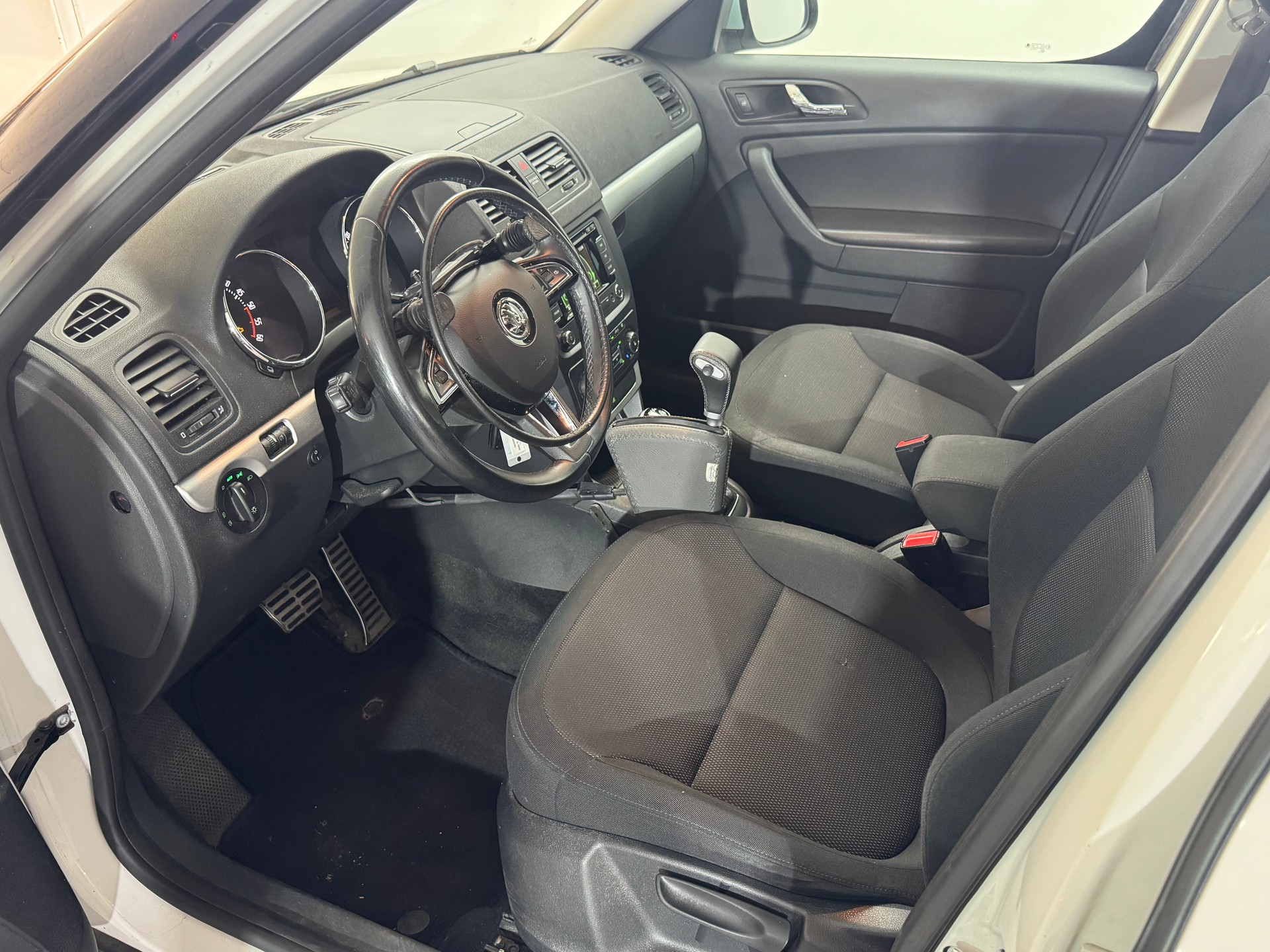 SKODA Yeti 2.0 TDI Ambition Outdoor 4x4 DSG-image-9