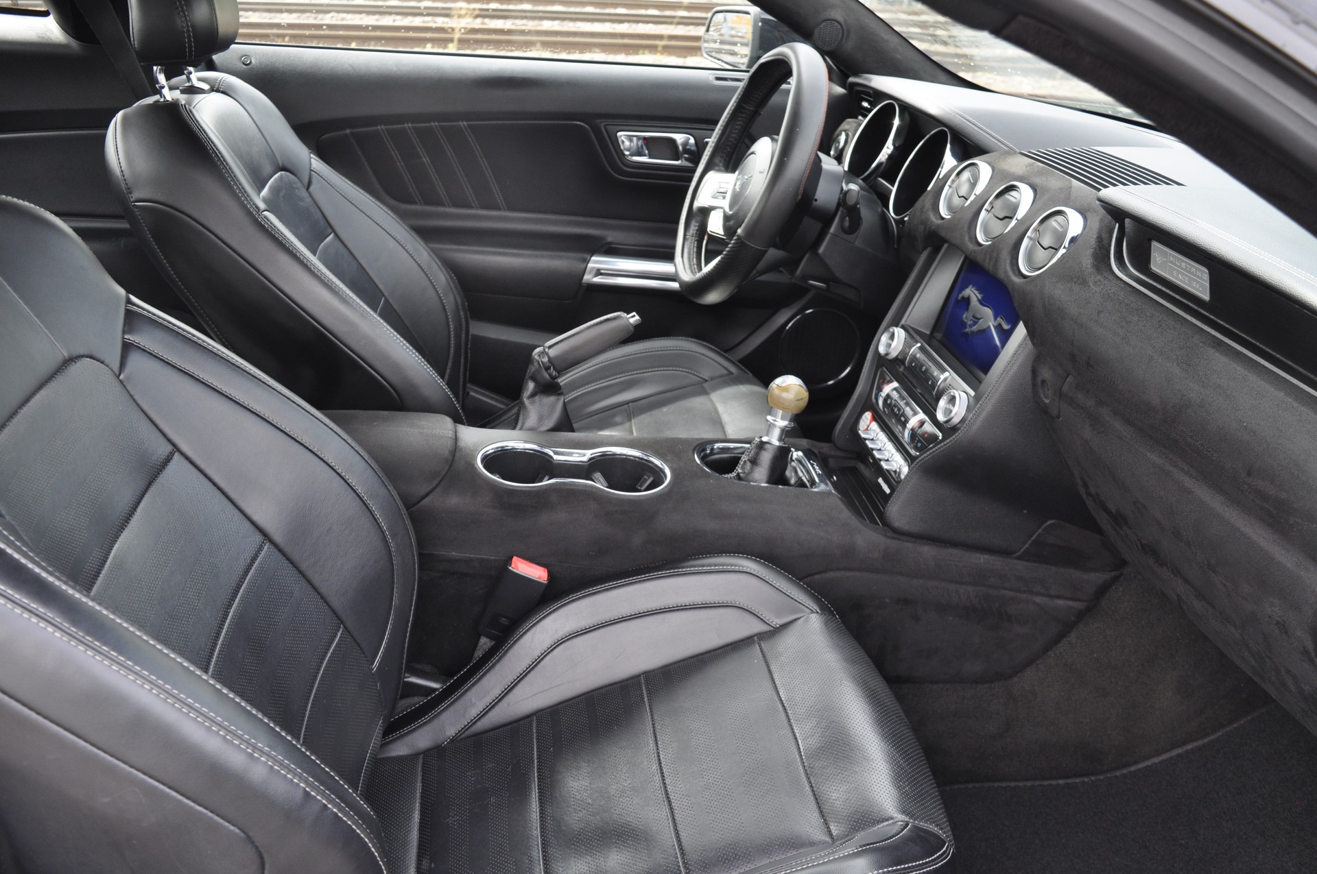 FORD Mustang Fastback 5.0 V8 GT Black Shadow Edition-image-8