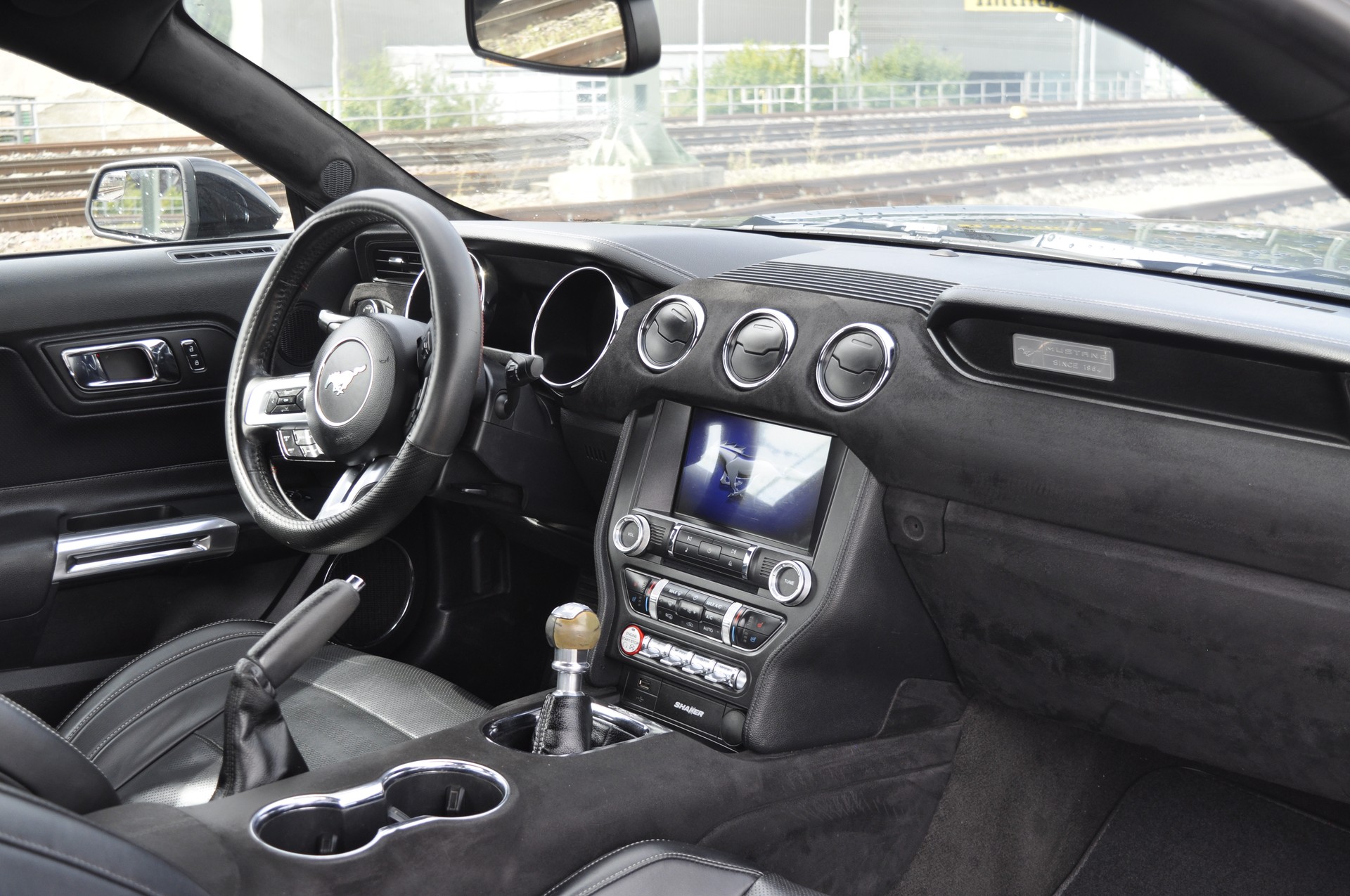 FORD Mustang Fastback 5.0 V8 GT Black Shadow Edition-image-9
