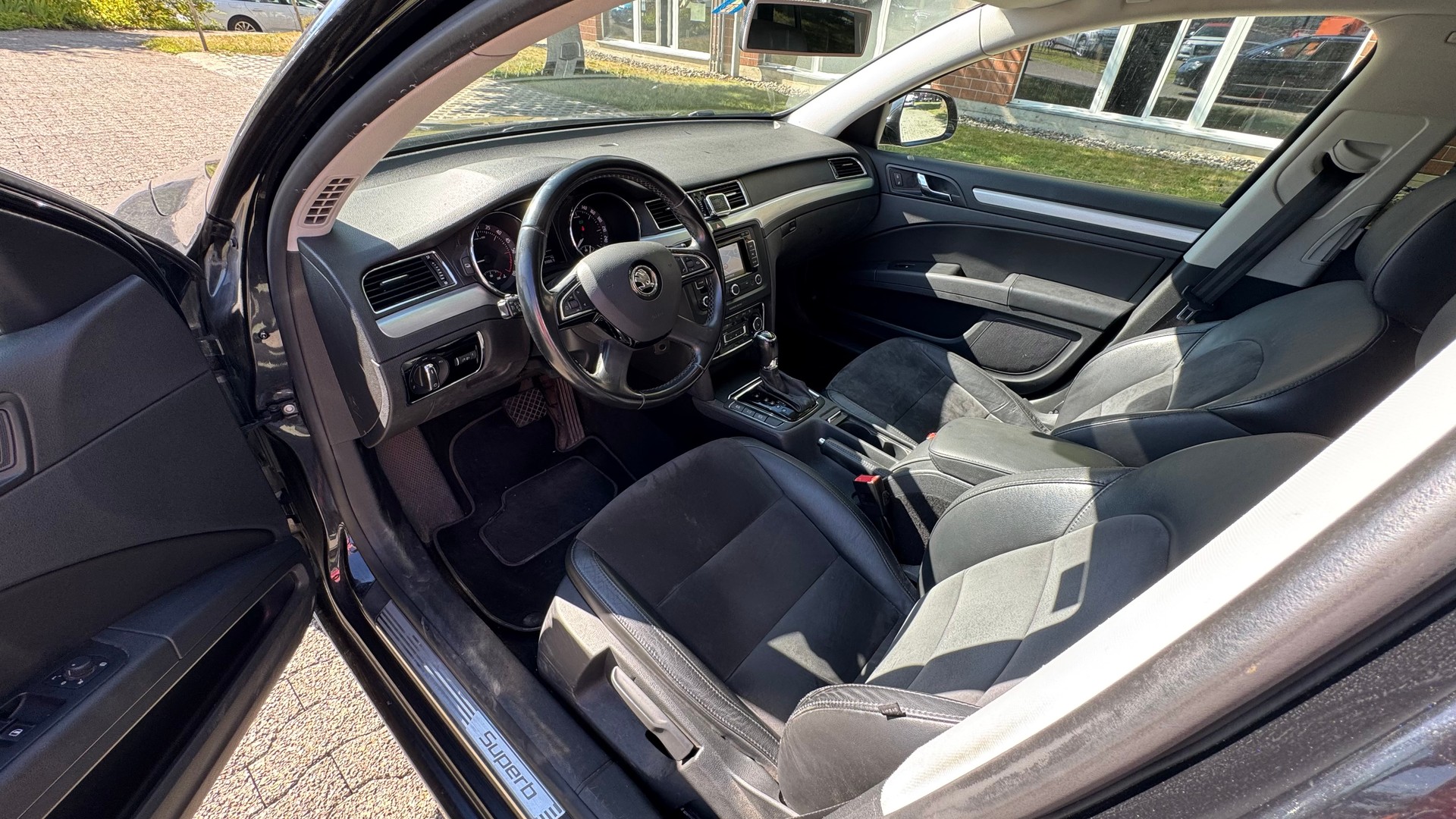 SKODA Superb 2.0 TDi Ambition DSG-image-5