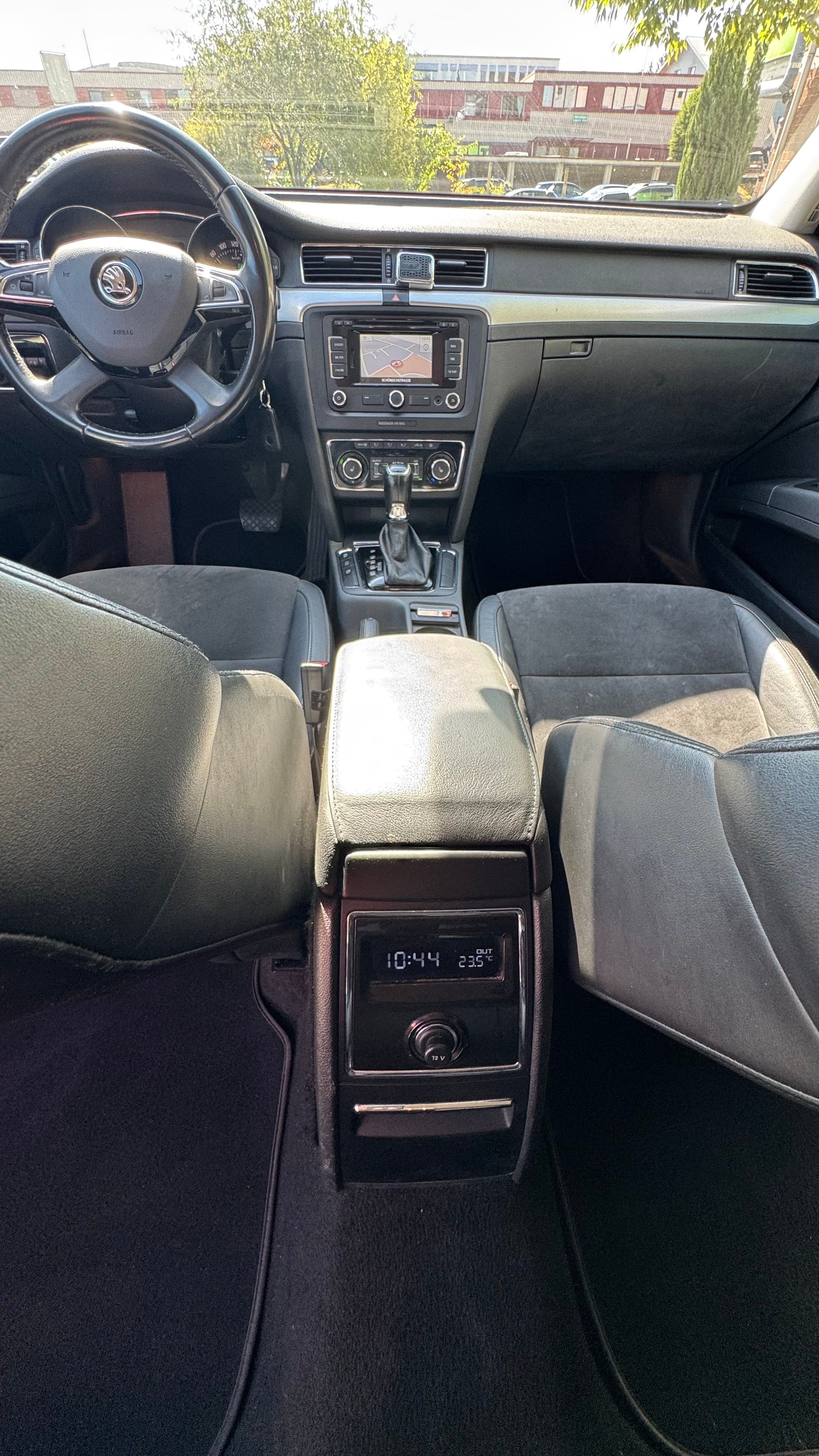 SKODA Superb 2.0 TDi Ambition DSG-image-8