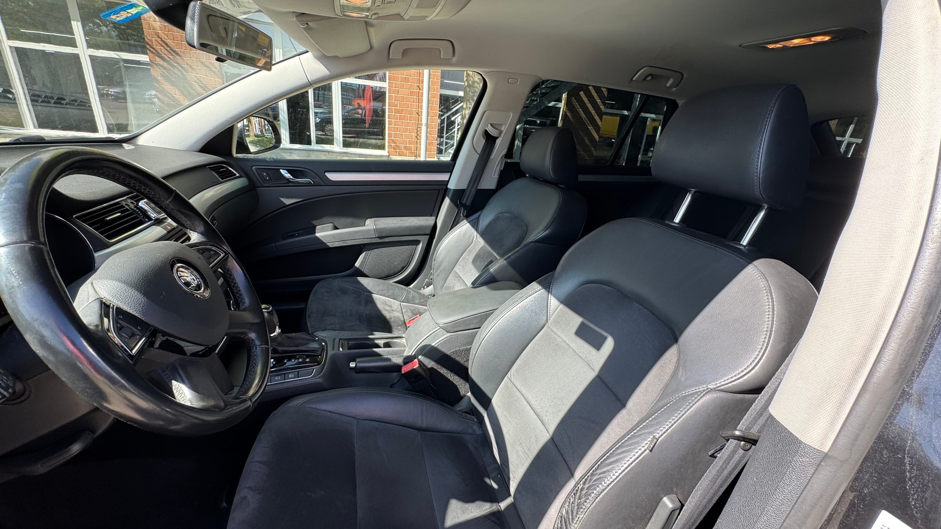 SKODA Superb 2.0 TDi Ambition DSG-image-6