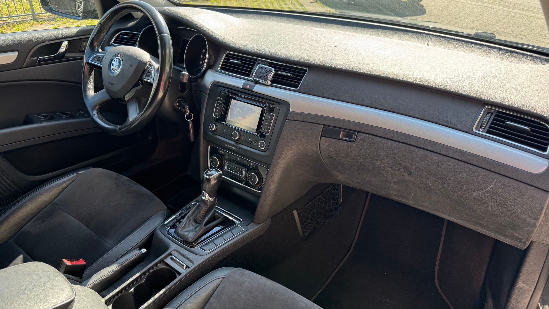 SKODA Superb 2.0 TDi Ambition DSG-image-9