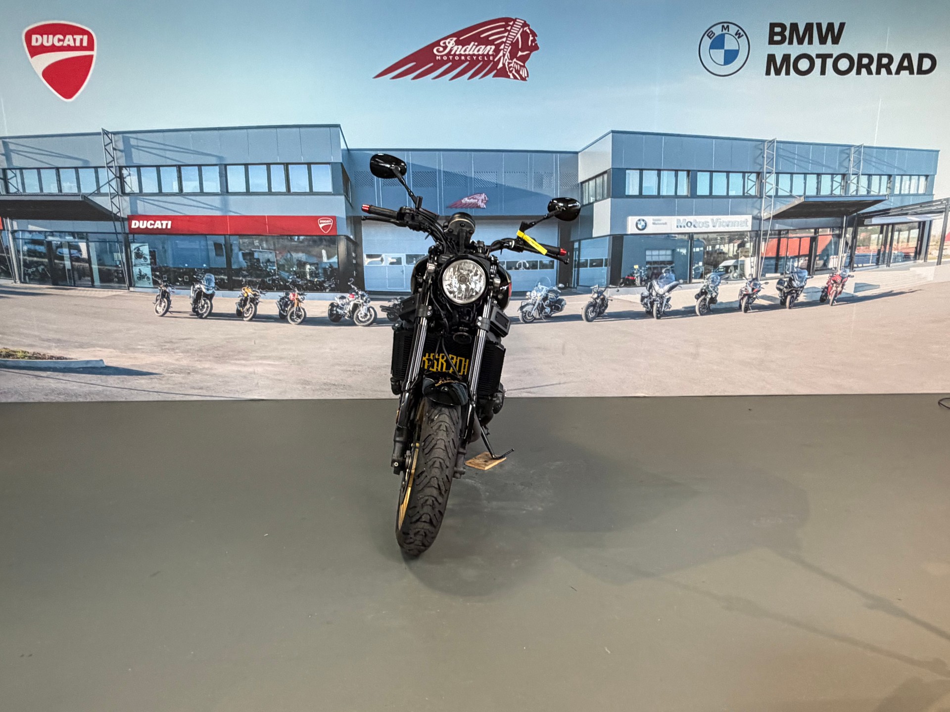 YAMAHA XSR 900-showroom-element-1