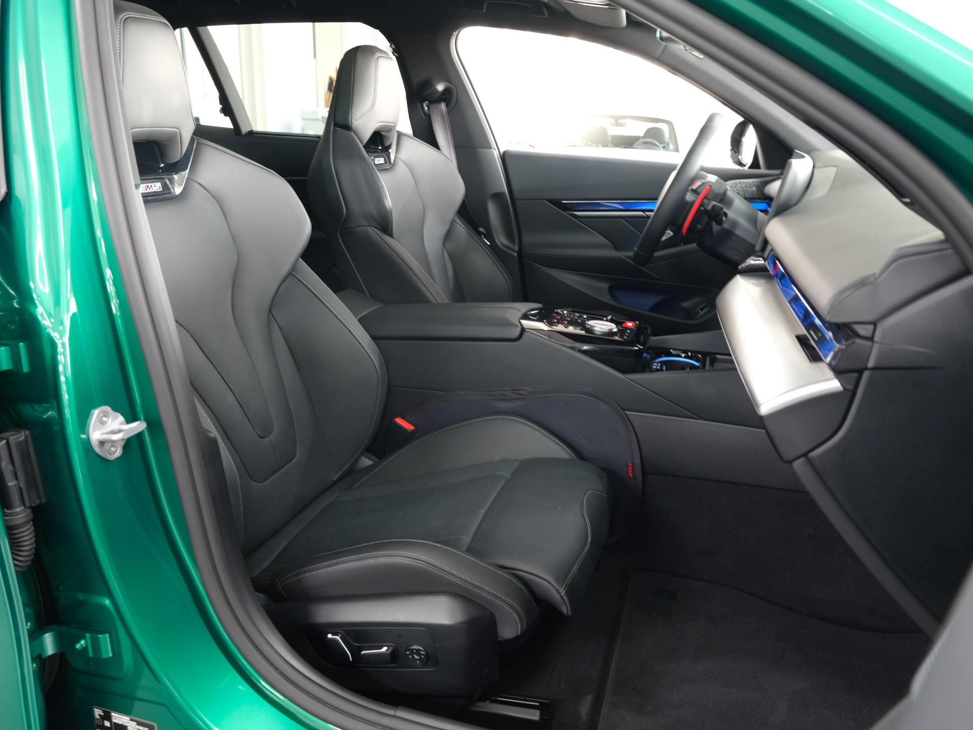 BMW M5 xDrive Touring *M-Performance* *Individual* *Werksgarantie*-image-32