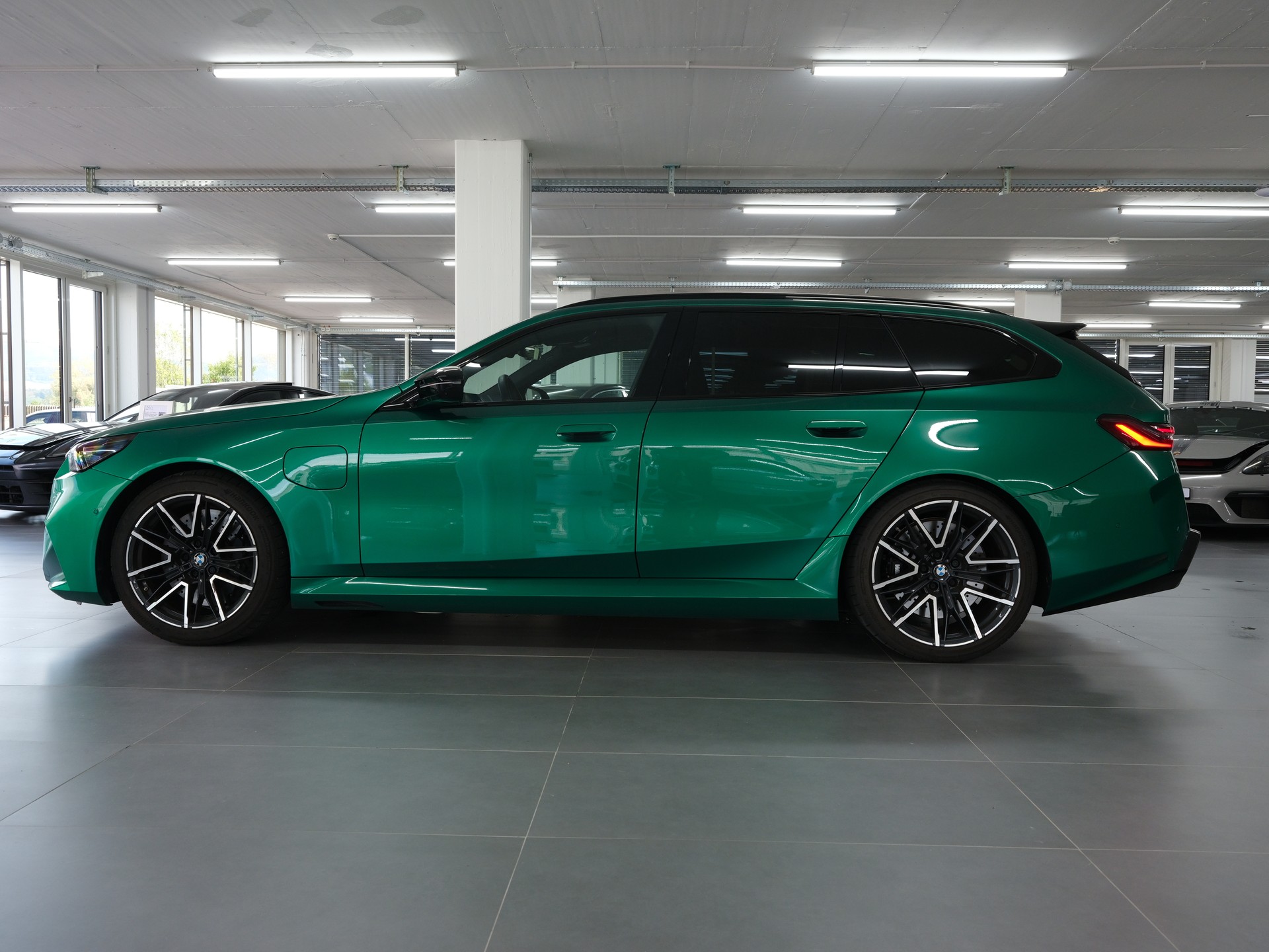BMW M5 xDrive Touring *M-Performance* *Individual* *Werksgarantie*-image-6