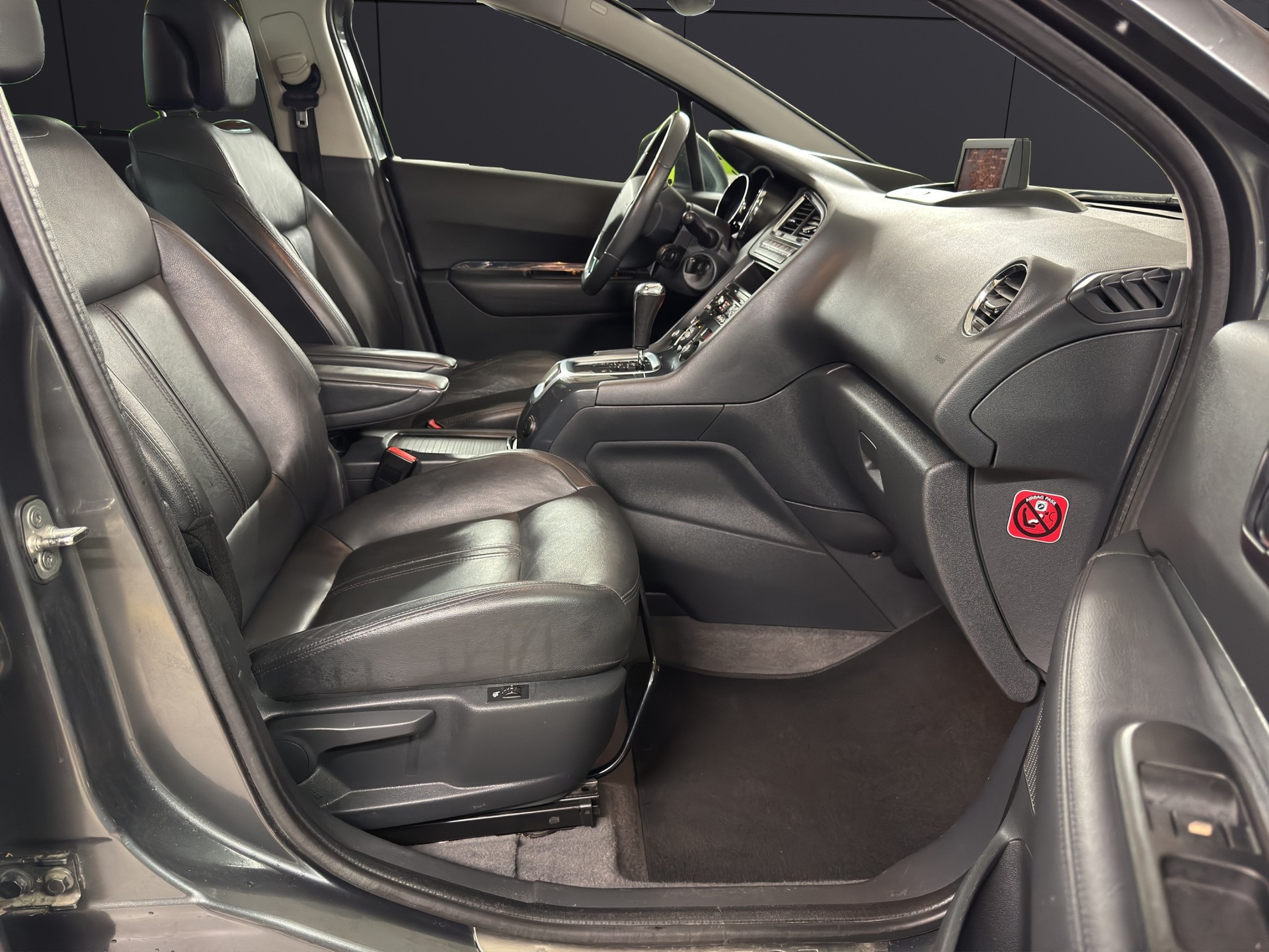 PEUGEOT 5008 1.6 16V T Sport Pack Automatic-image-12