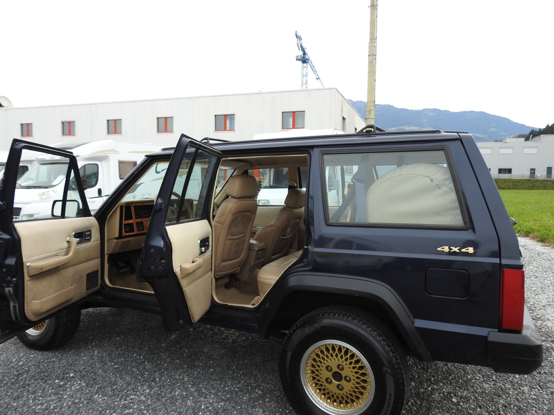 JEEP Cherokee 4.0 Country Club-image-16