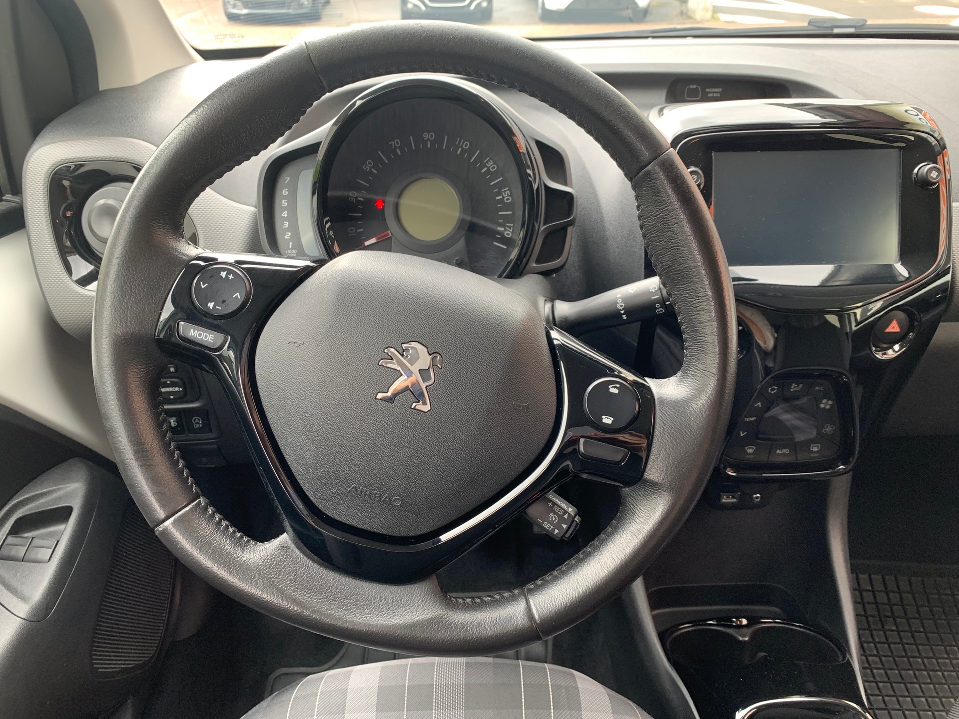 PEUGEOT 108 e-1.0 VTi Stop&Start Active Top-showroom-element-3