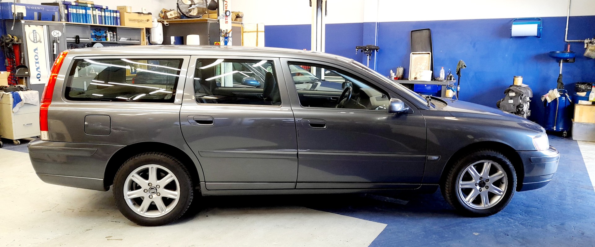 VOLVO V70 2.4D (D5) AWD Summum-image-2
