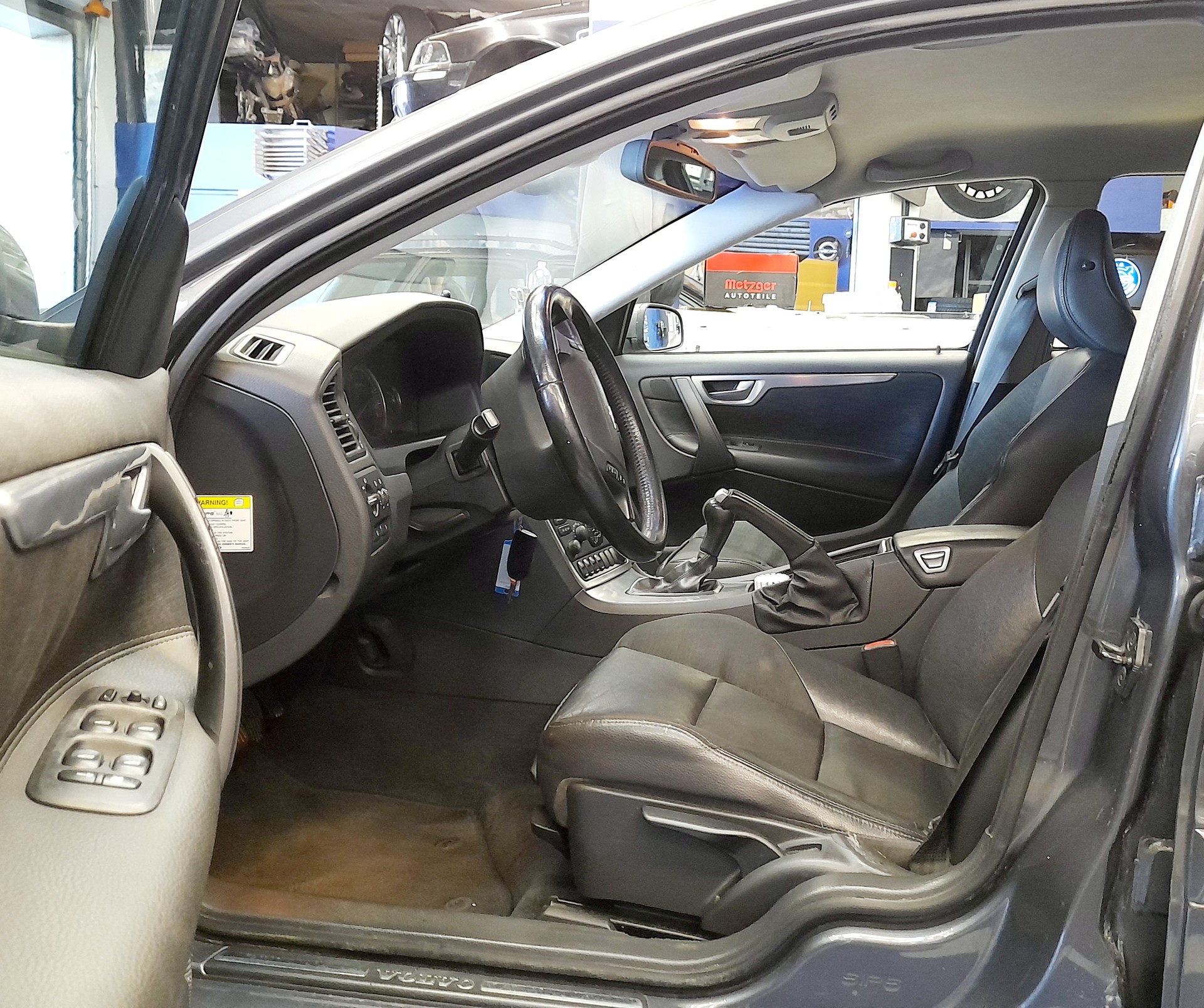 VOLVO V70 2.4D (D5) AWD Summum-image-5