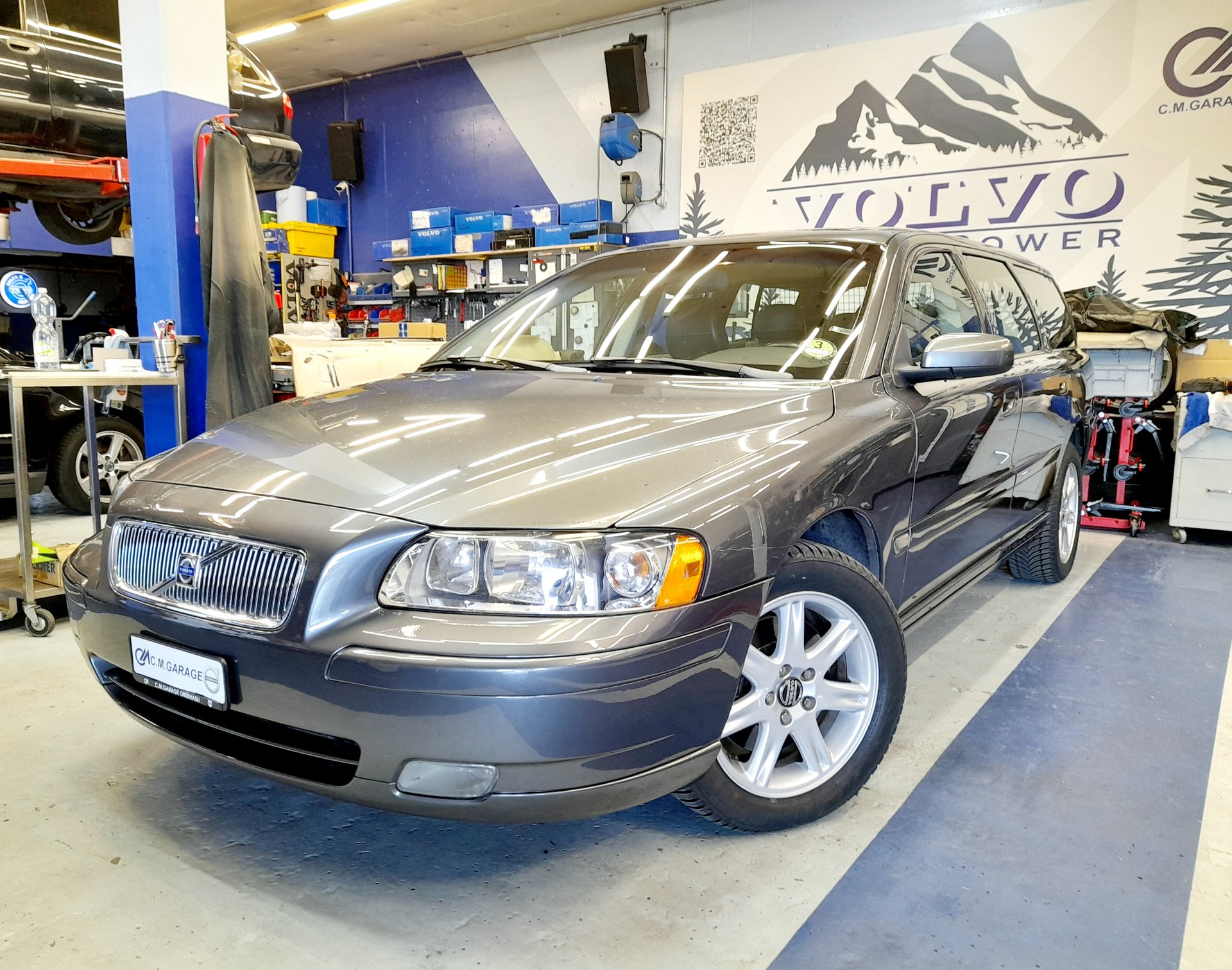 VOLVO V70 2.4D (D5) AWD Summum-image-0