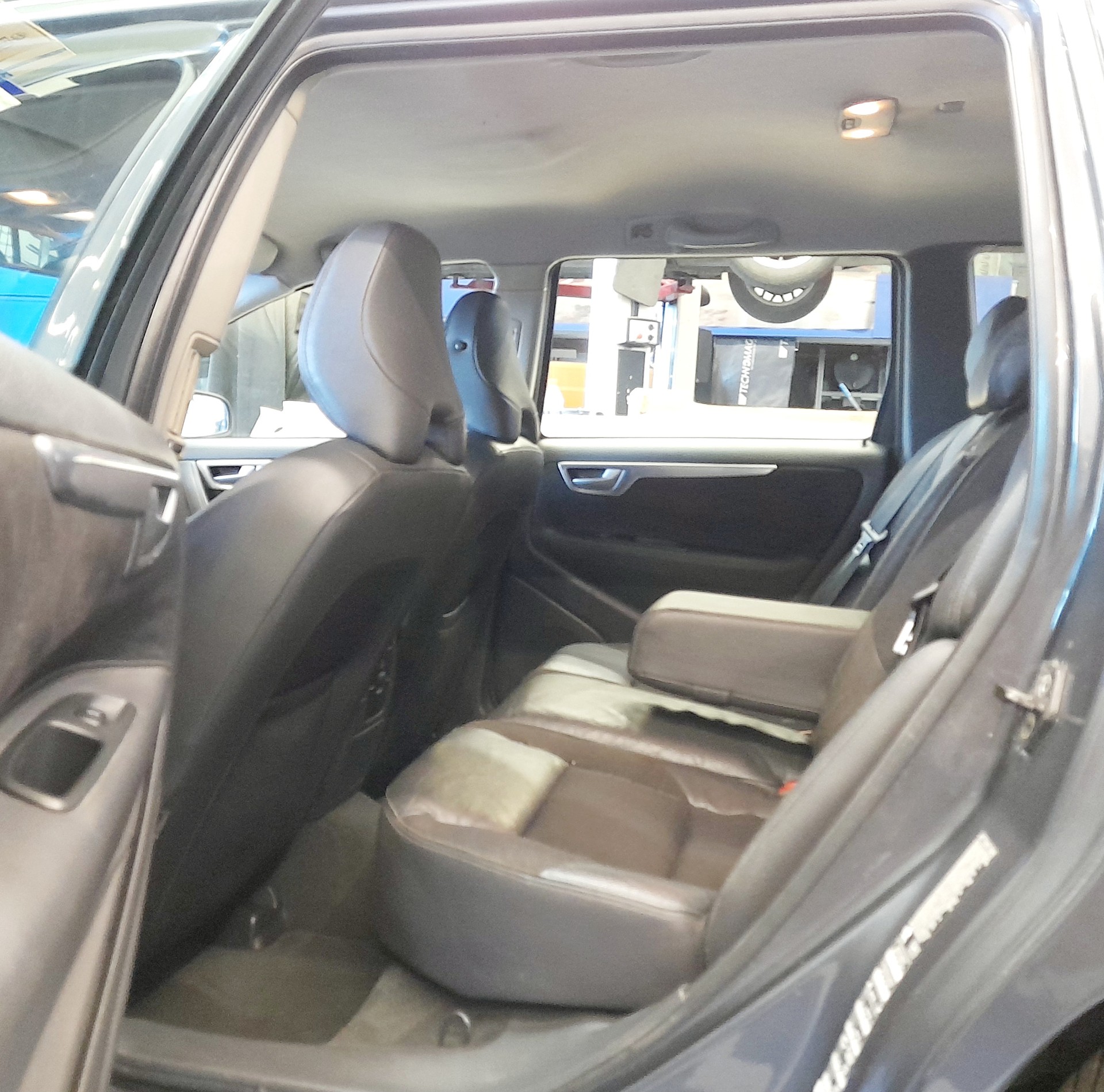 VOLVO V70 2.4D (D5) AWD Summum-image-6