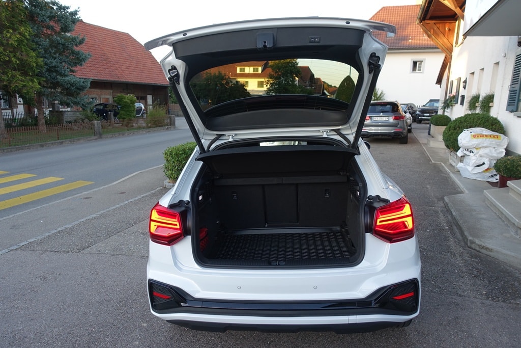 AUDI Q2 40 TFSI S line quattro S-tronic-image-12