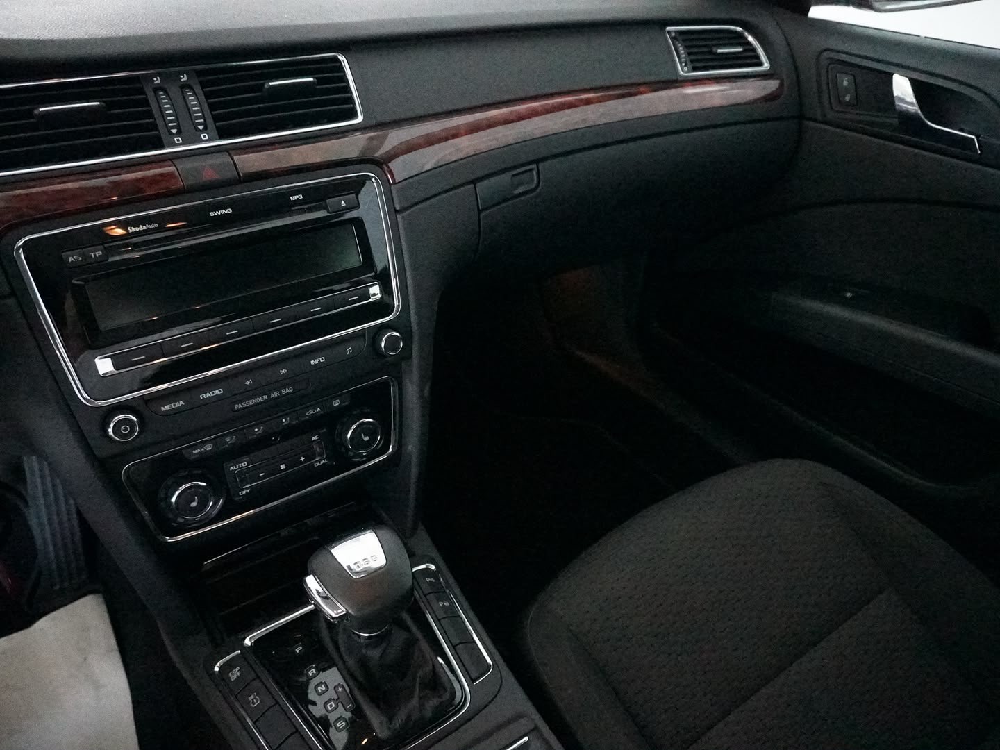 SKODA Superb 1.8 TSI Elegance DSG-image-3