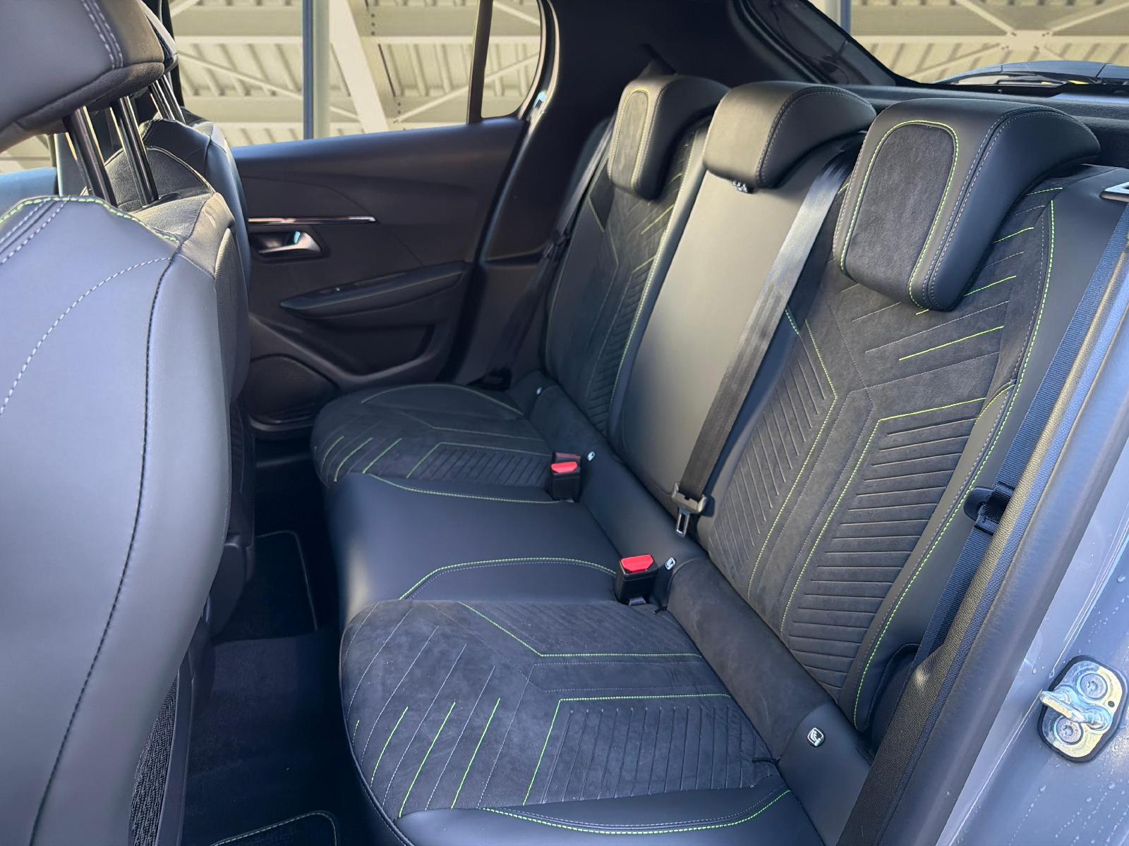 PEUGEOT 208 1.2 Hybrid 145 GT Exclusive-image-12