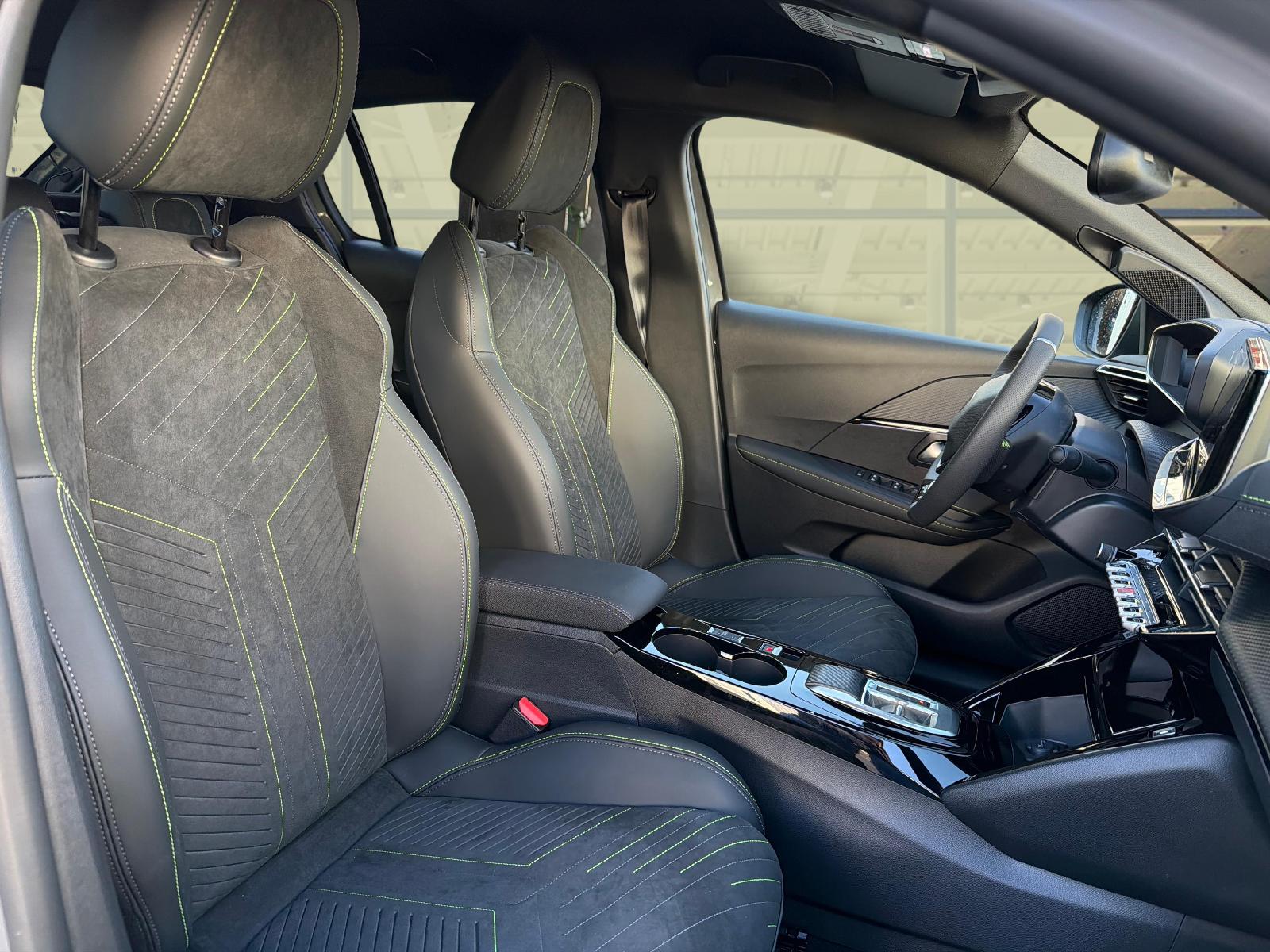 PEUGEOT 208 1.2 Hybrid 145 GT Exclusive-image-11