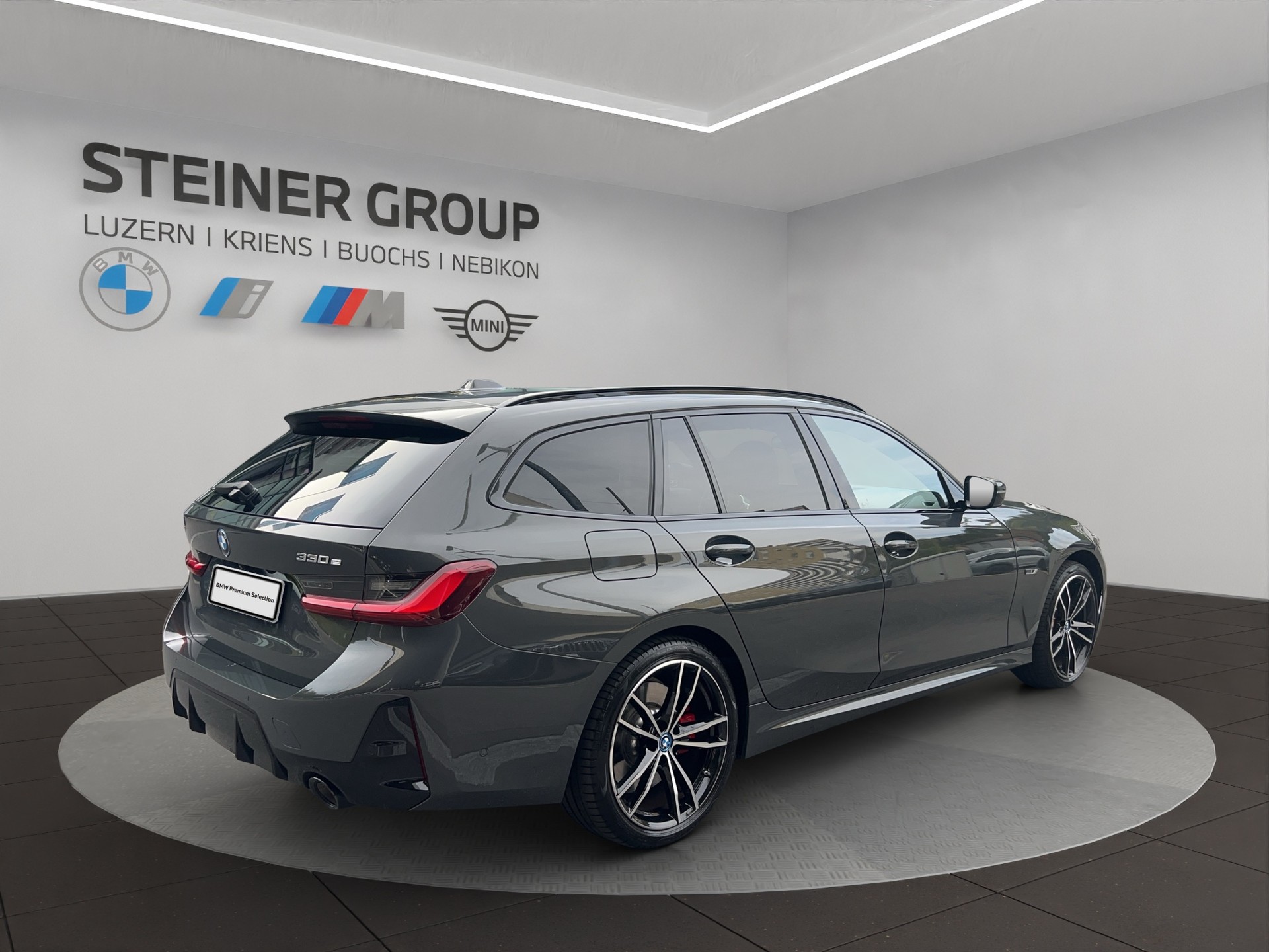 BMW 330e x DriveTouring Steptronic M Sport Pro-image-5