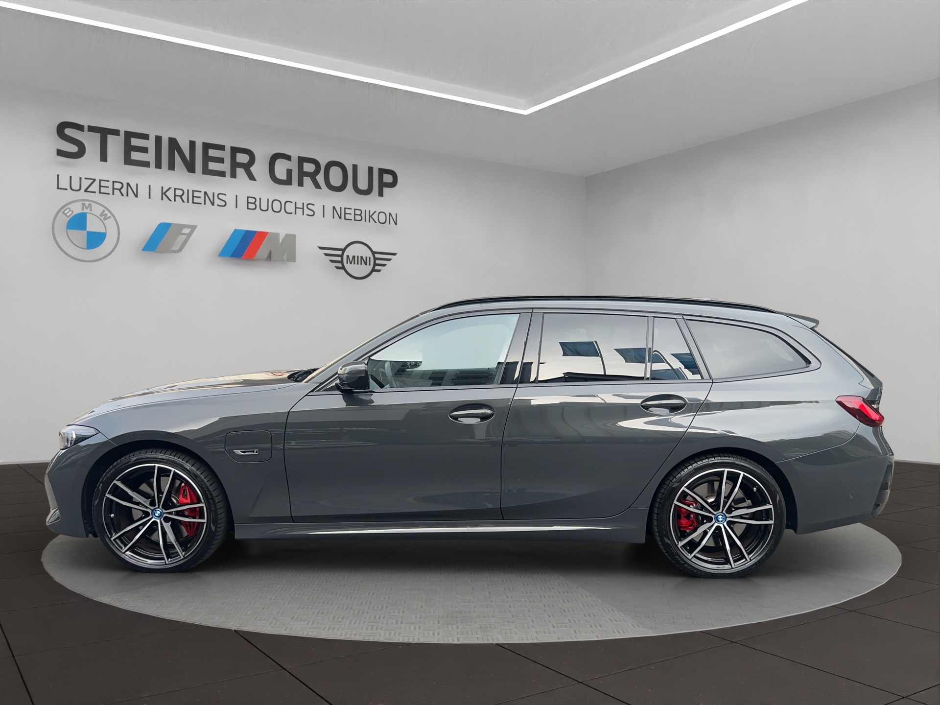 BMW 330e x DriveTouring Steptronic M Sport Pro-image-8