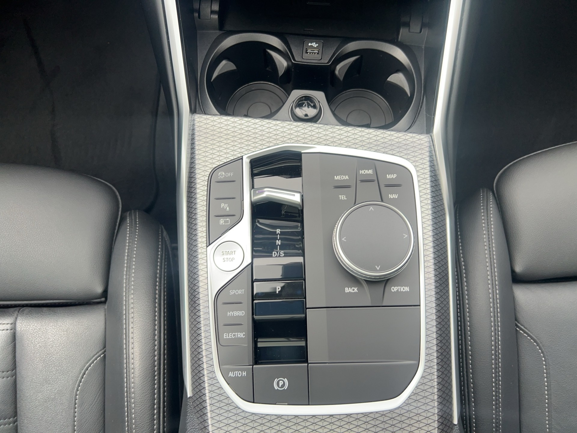 BMW 330e x DriveTouring Steptronic M Sport Pro-image-17