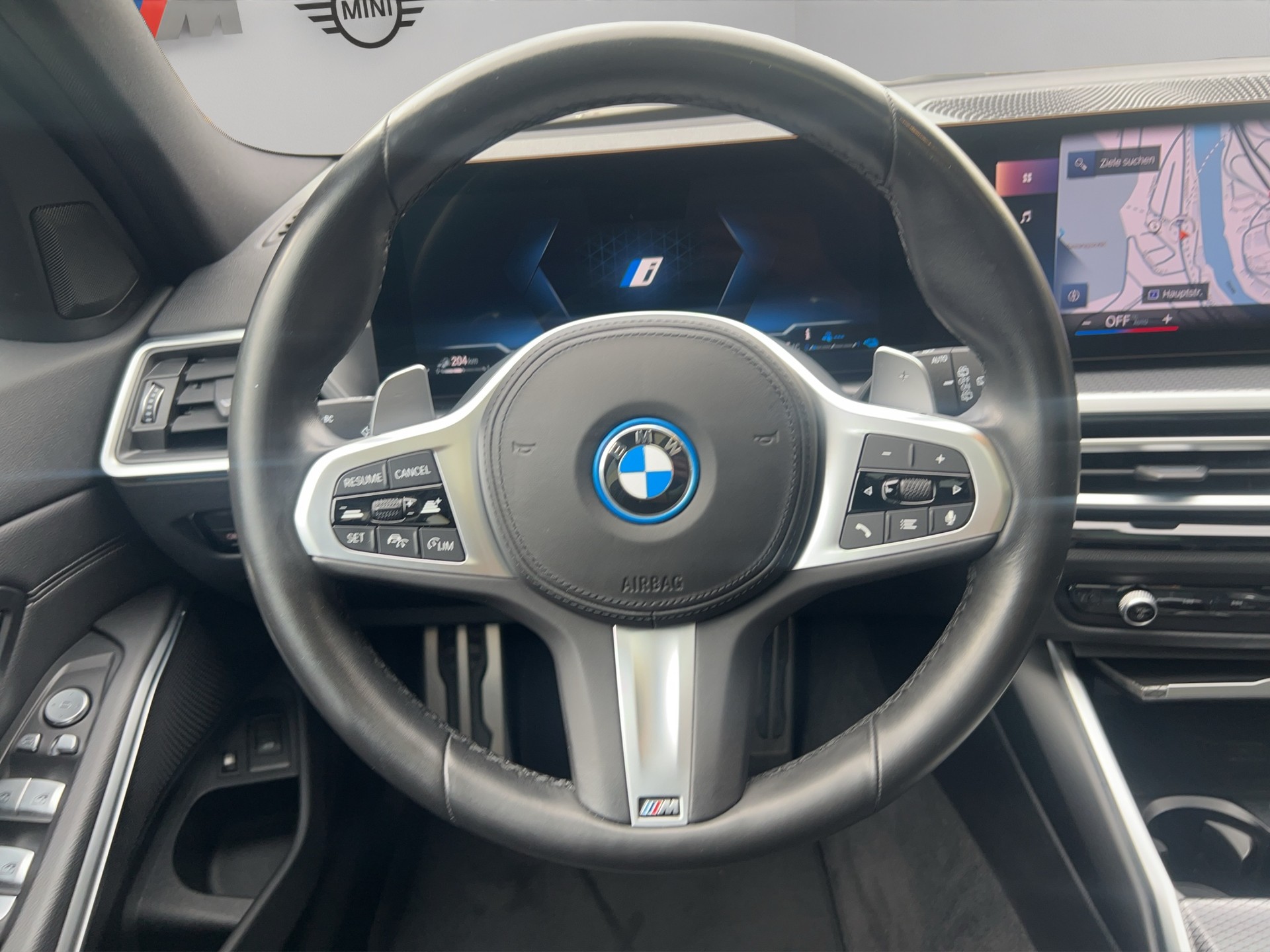 BMW 330e x DriveTouring Steptronic M Sport Pro-image-14