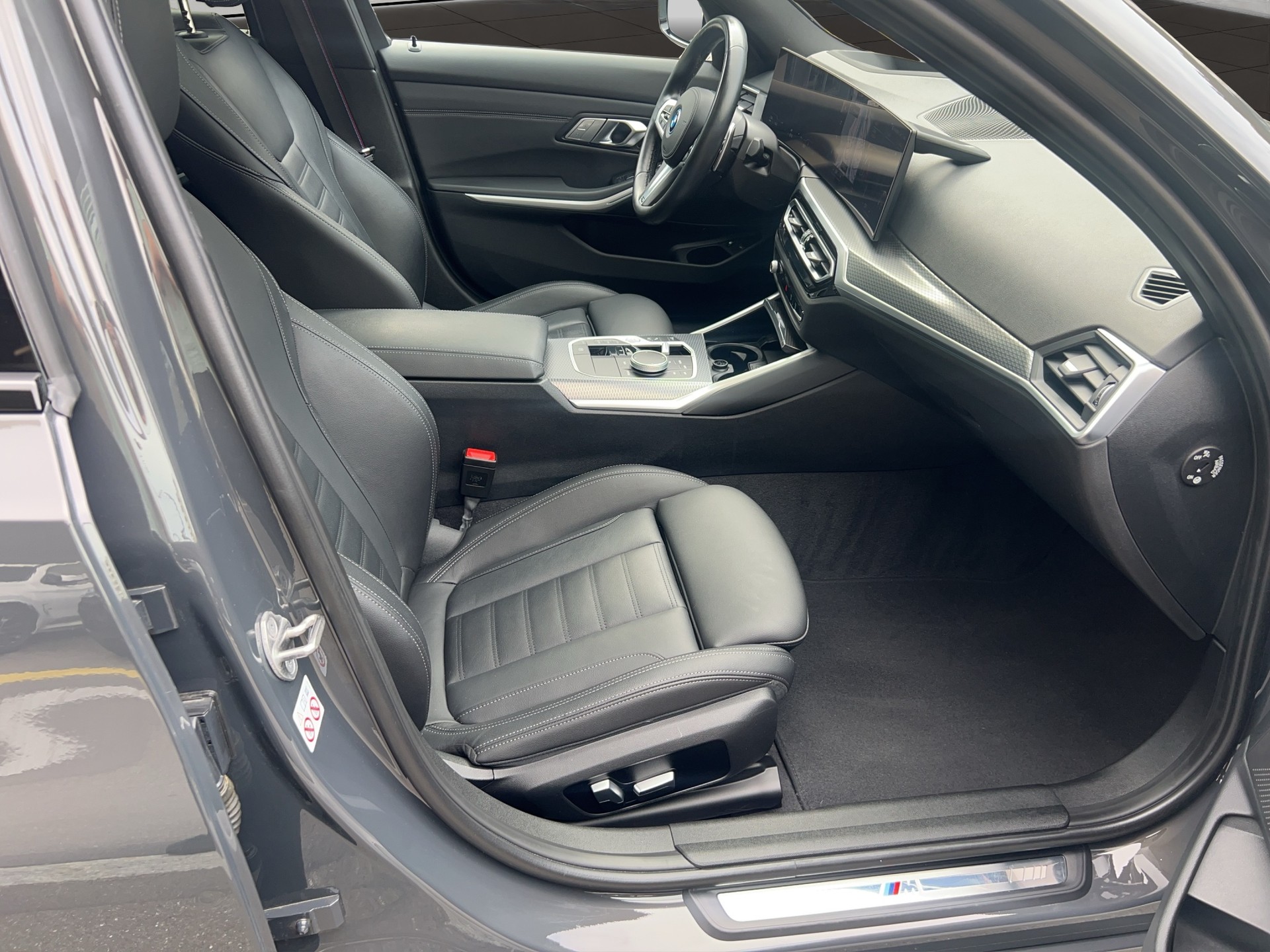 BMW 330e x DriveTouring Steptronic M Sport Pro-image-21