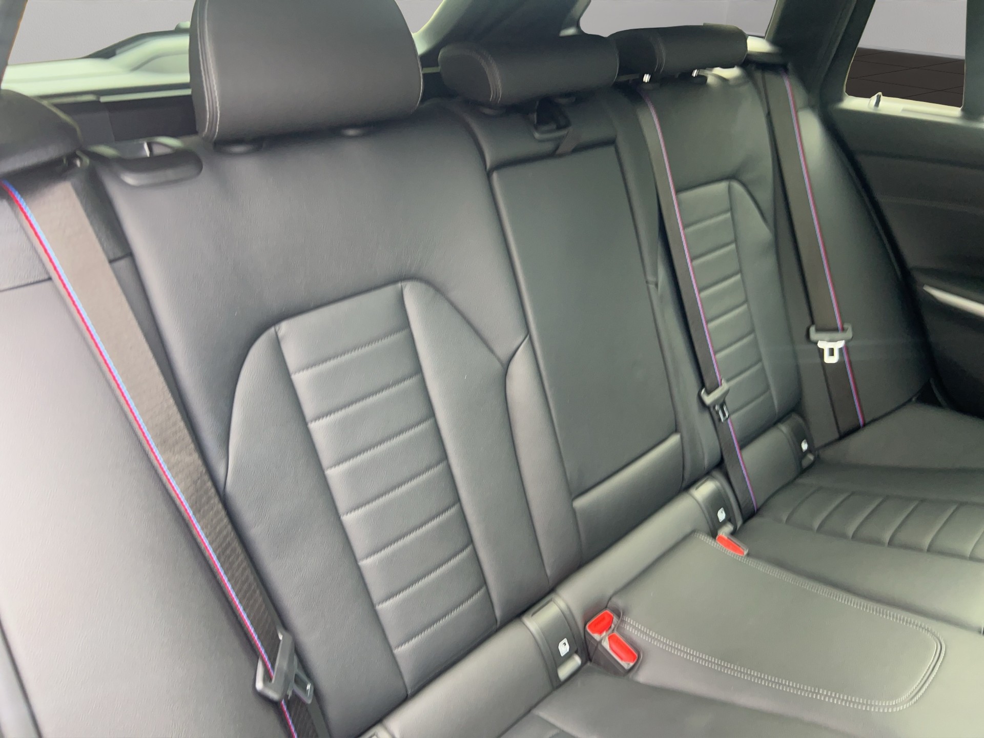 BMW 330e x DriveTouring Steptronic M Sport Pro-image-22