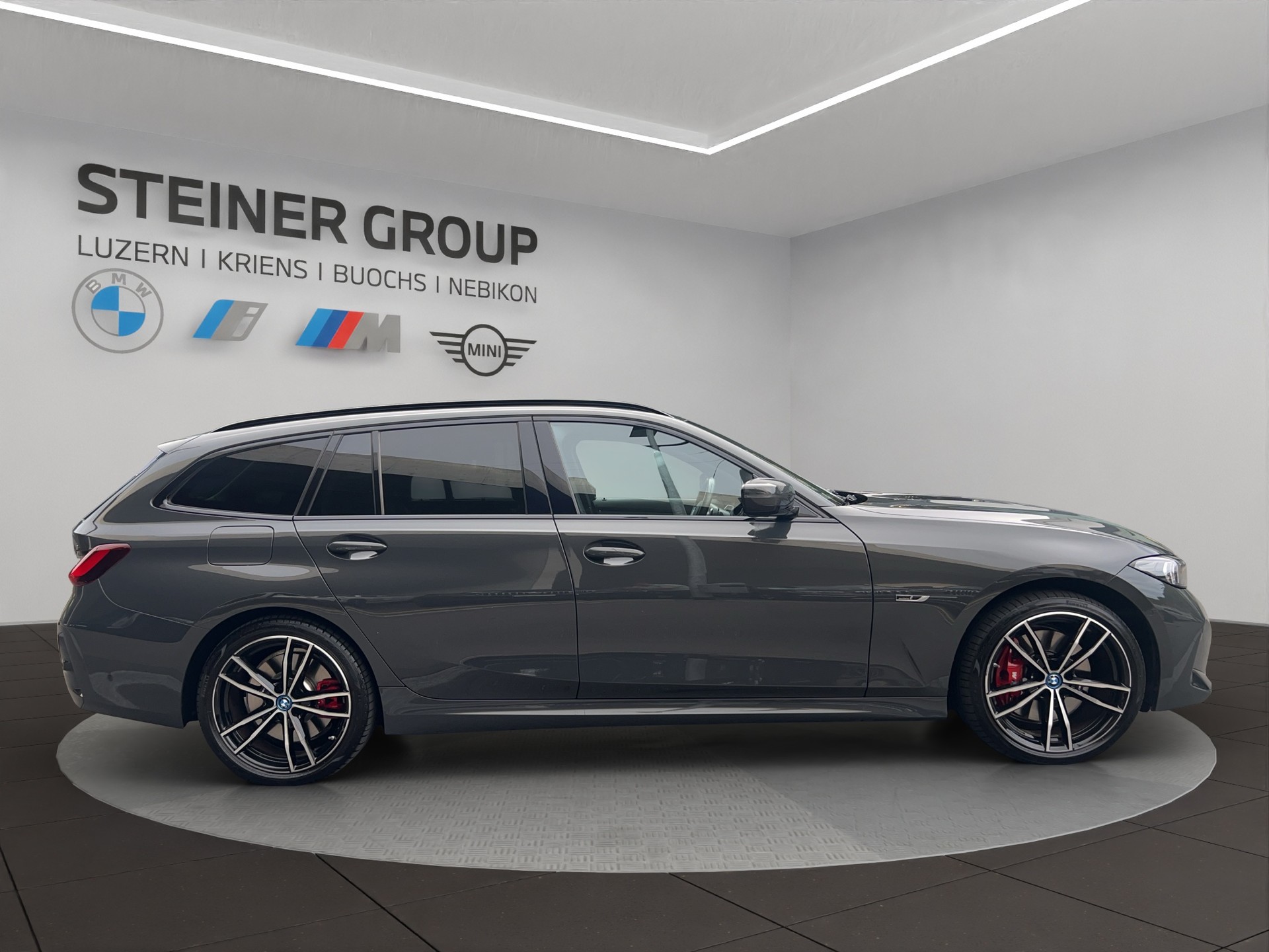 BMW 330e x DriveTouring Steptronic M Sport Pro-image-4