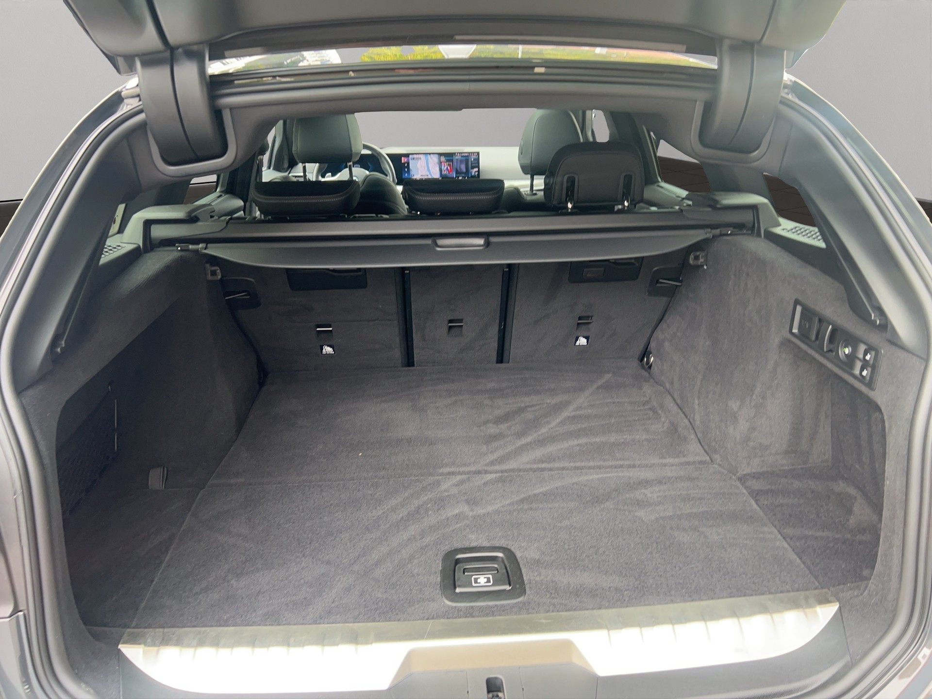 BMW 330e x DriveTouring Steptronic M Sport Pro-image-20