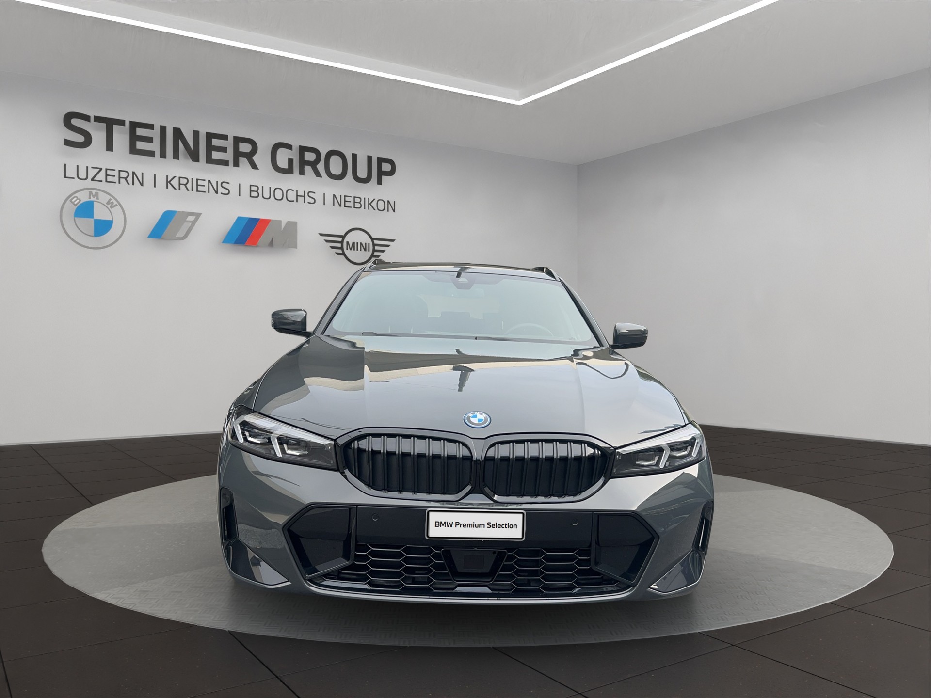 BMW 330e x DriveTouring Steptronic M Sport Pro-image-2