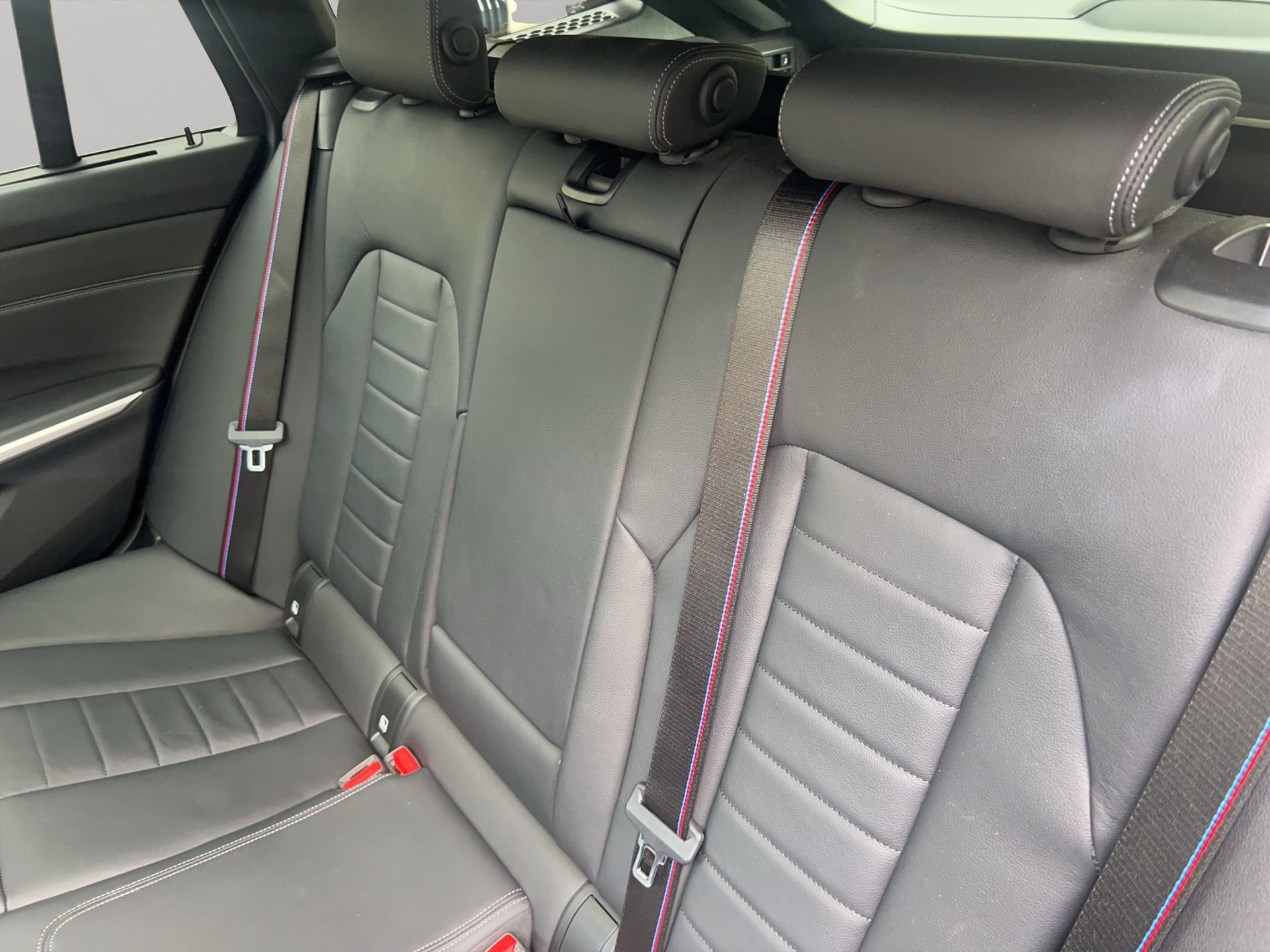 BMW 330e x DriveTouring Steptronic M Sport Pro-image-19