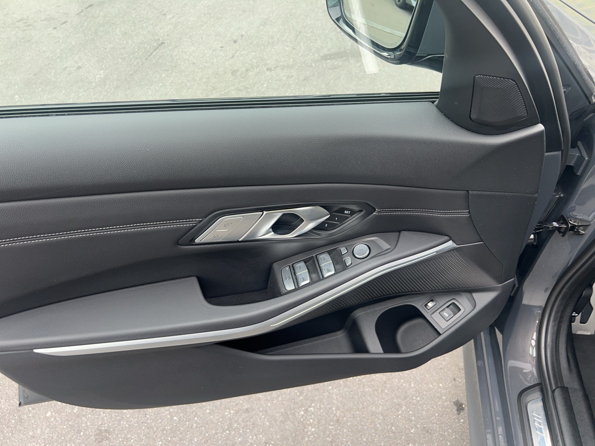 BMW 330e x DriveTouring Steptronic M Sport Pro-image-12