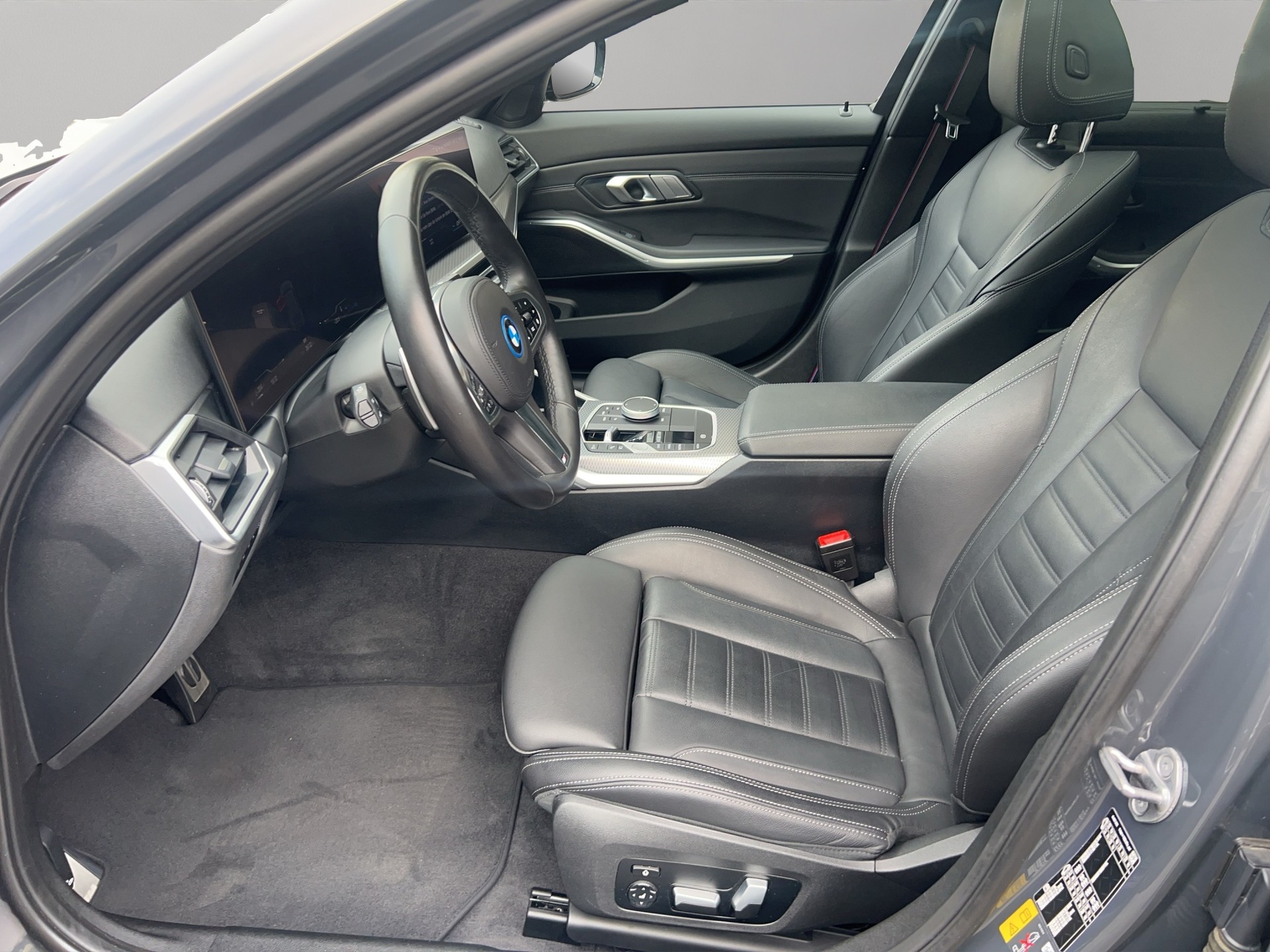 BMW 330e x DriveTouring Steptronic M Sport Pro-image-11