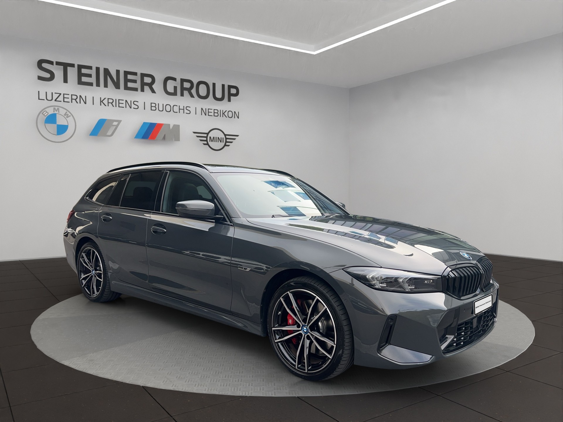 BMW 330e x DriveTouring Steptronic M Sport Pro-image-3
