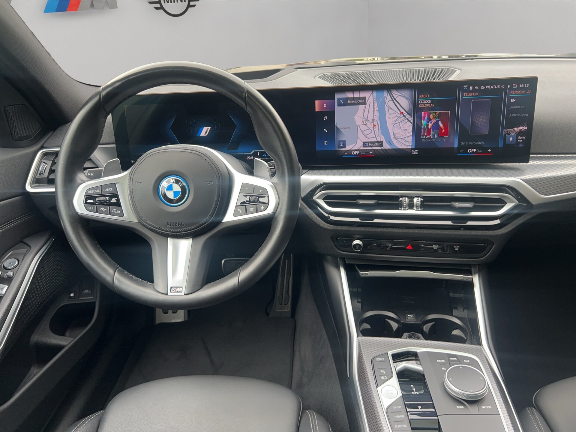BMW 330e x DriveTouring Steptronic M Sport Pro-image-16