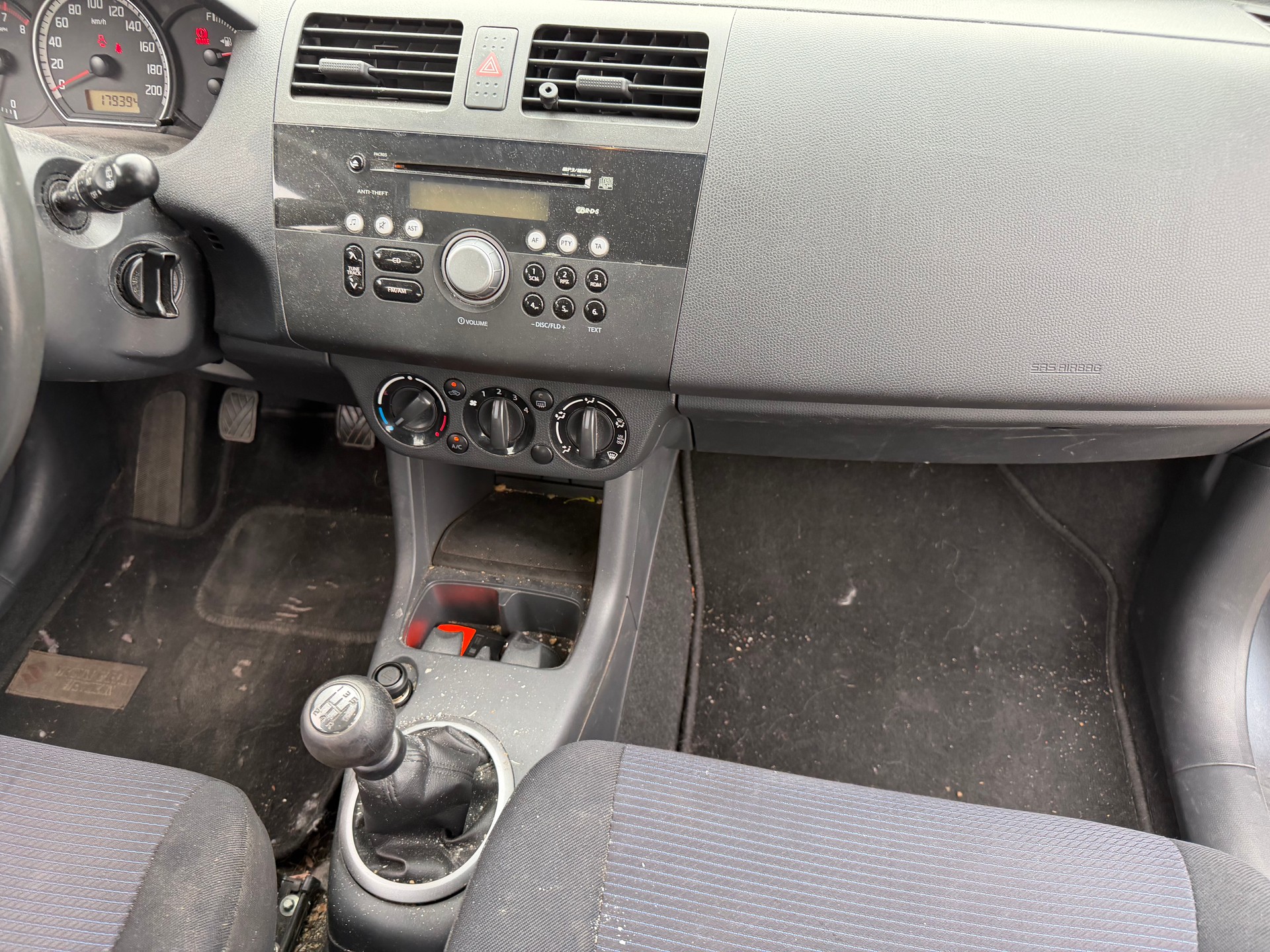 SUZUKI Swift 1.3i 16V GL Top 4x4-image-7