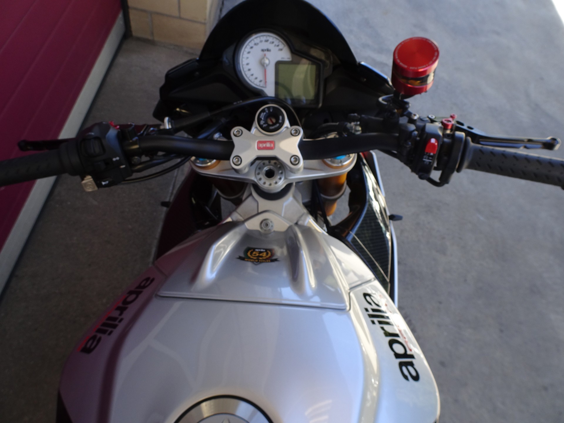 APRILIA Tuono V4 1100 Factory-image-5