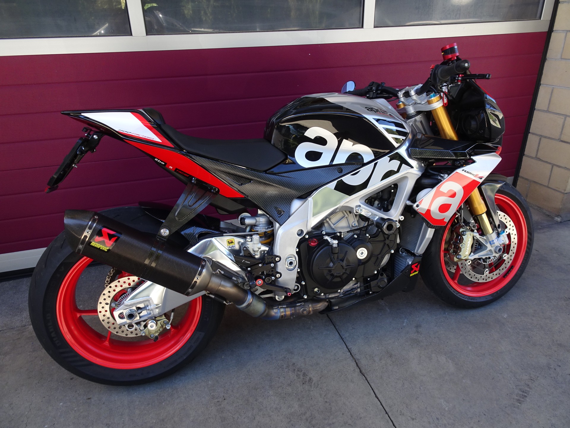 APRILIA Tuono V4 1100 Factory-showroom-element-3