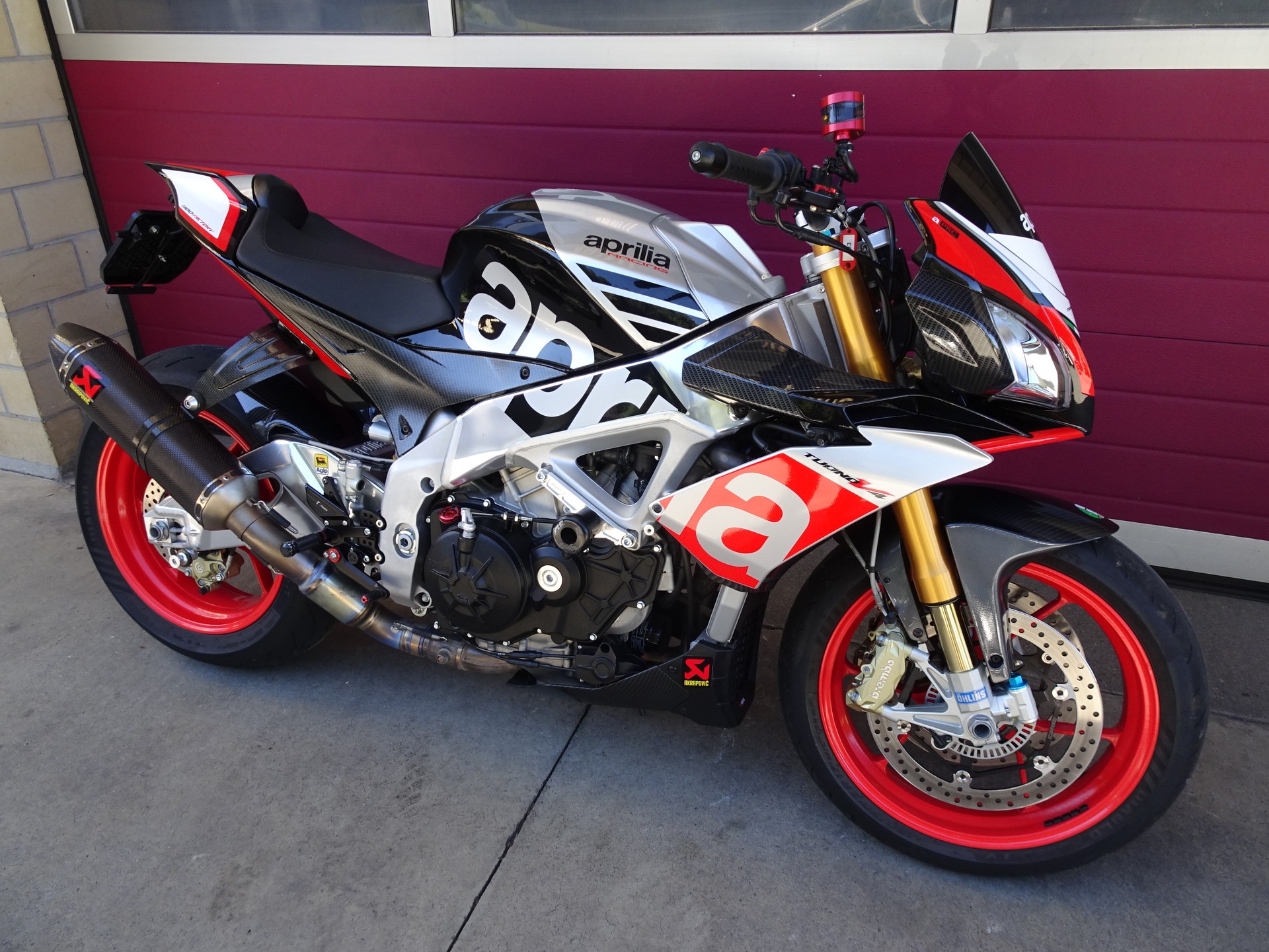 APRILIA Tuono V4 1100 Factory-showroom-element-2