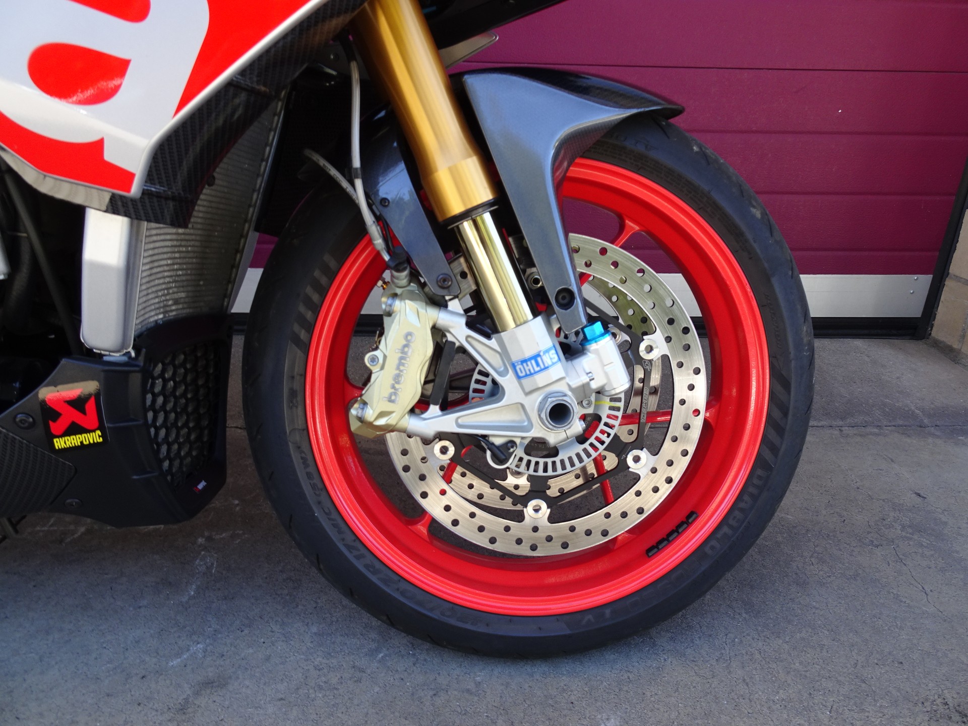 APRILIA Tuono V4 1100 Factory-showroom-element-1