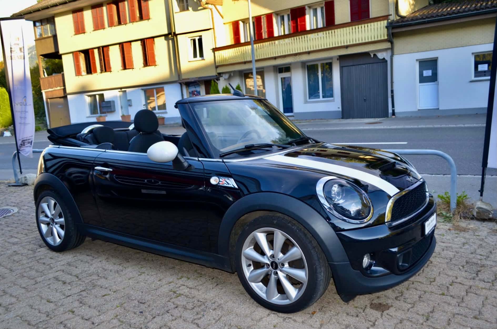 MINI Cooper S Cabriolet-image-1
