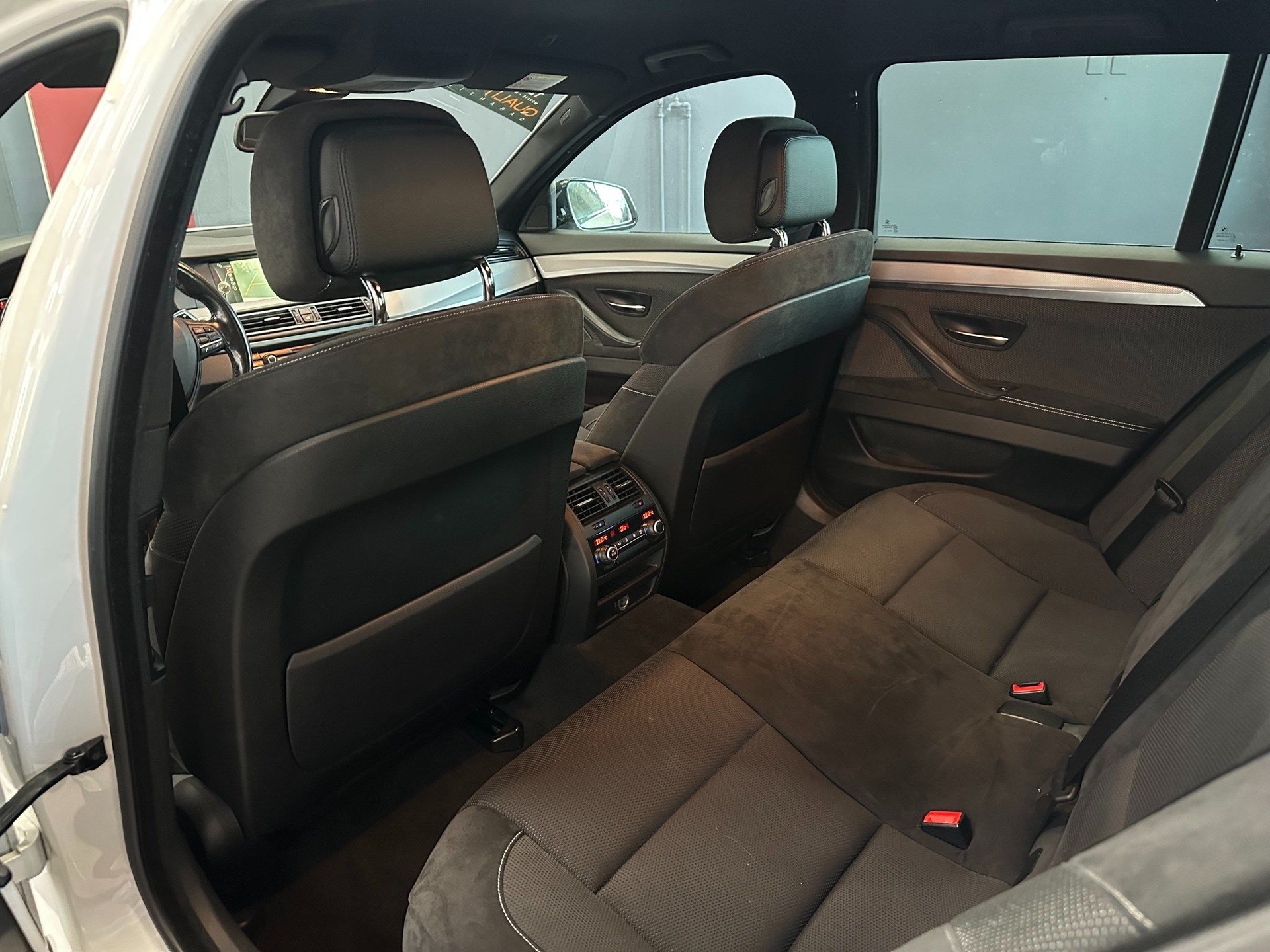 BMW M550 d xDrive Touring Steptronic-image-11
