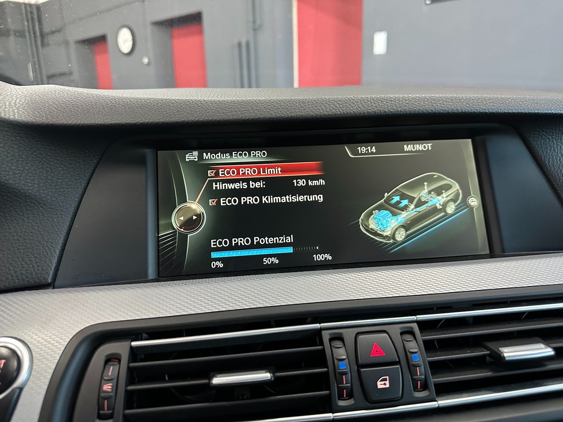 BMW M550 d xDrive Touring Steptronic-image-12
