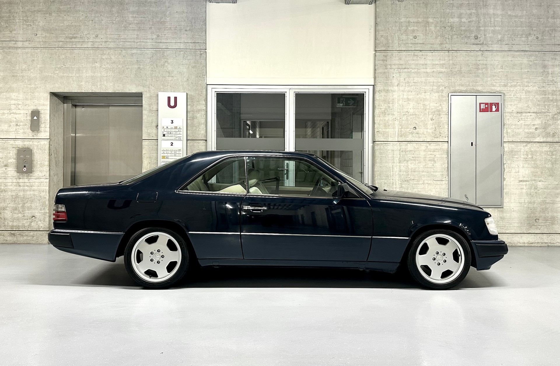 MERCEDES-BENZ 300 CE-image-4