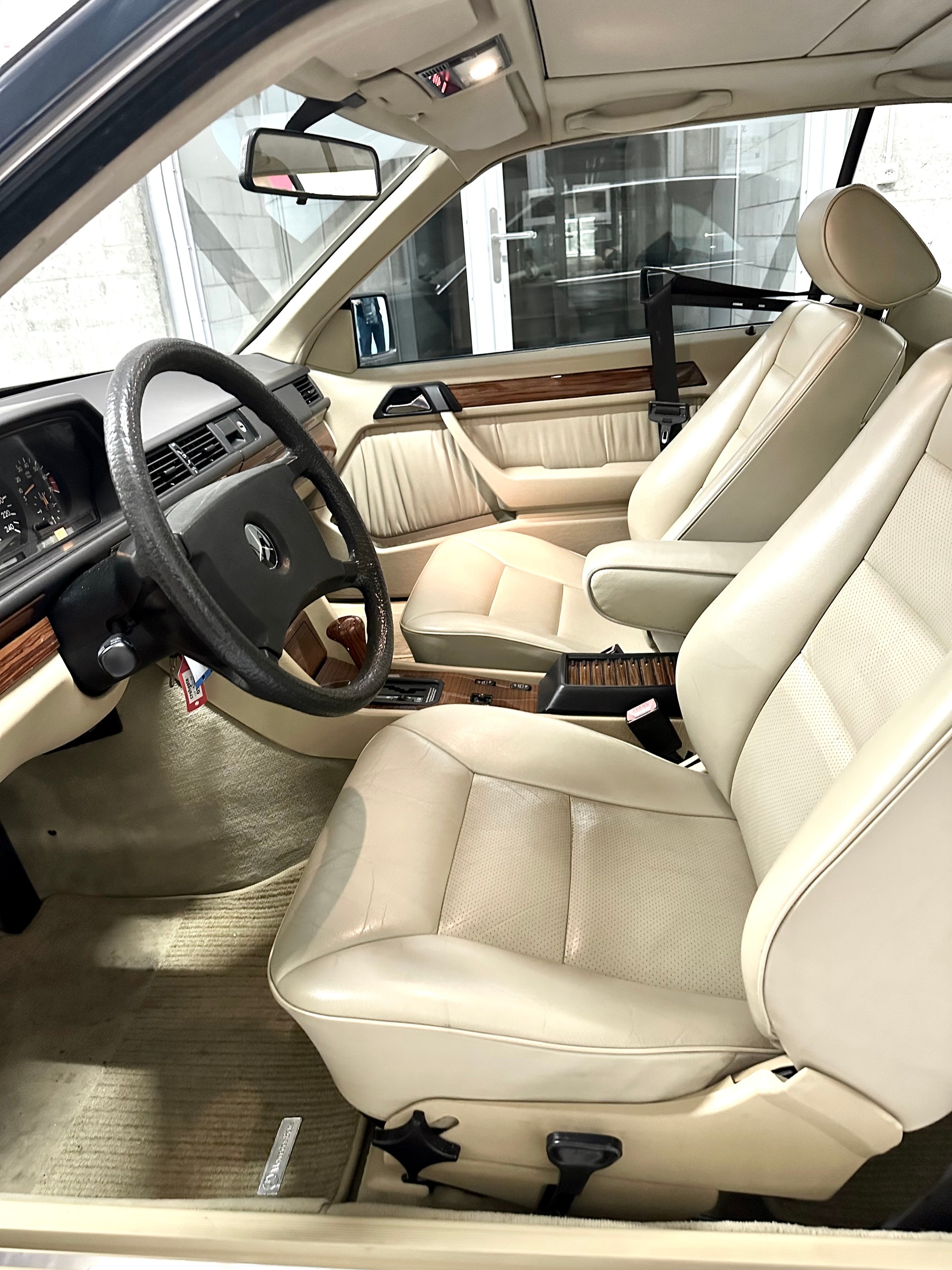MERCEDES-BENZ 300 CE-image-11