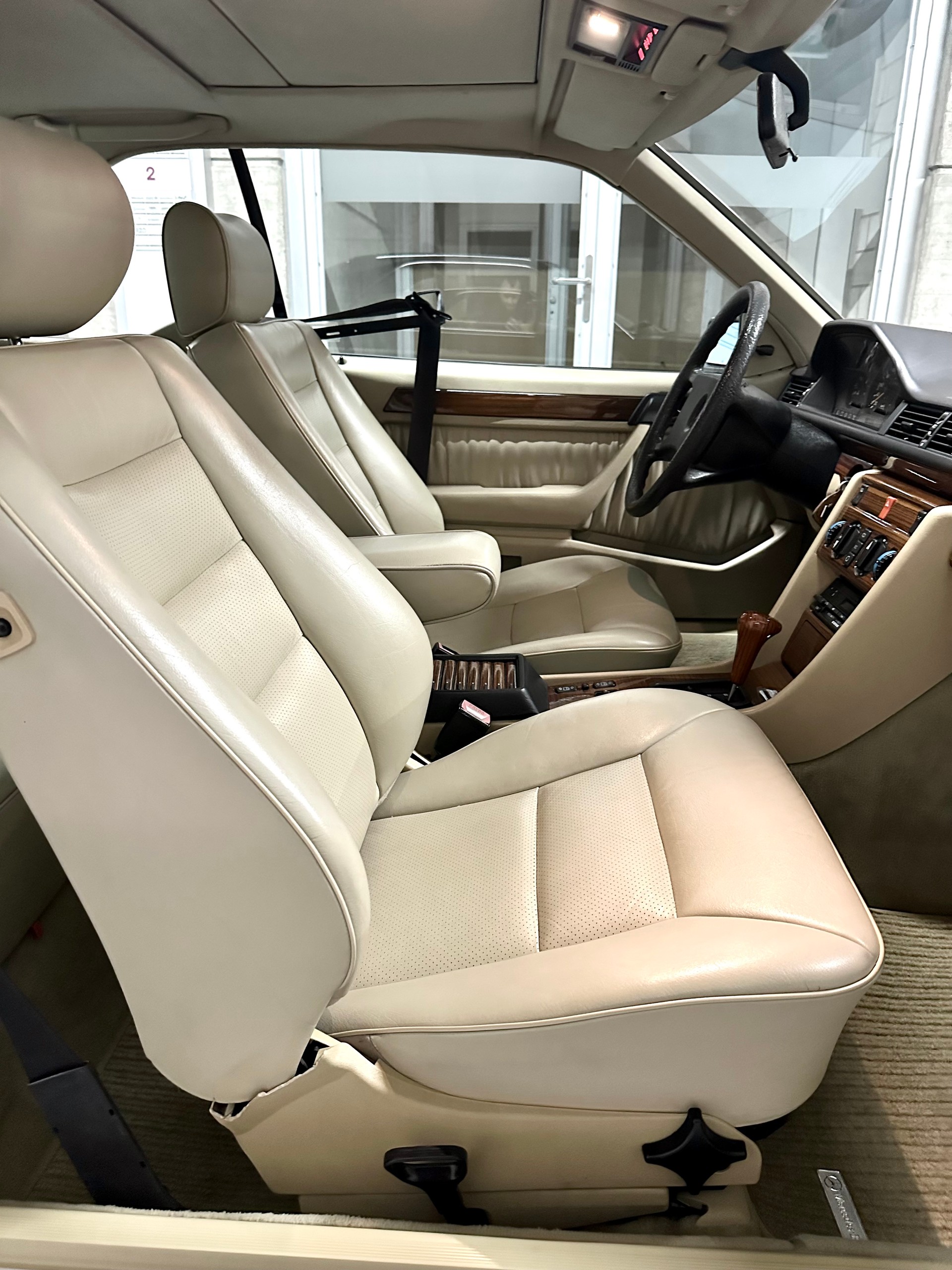 MERCEDES-BENZ 300 CE-image-12