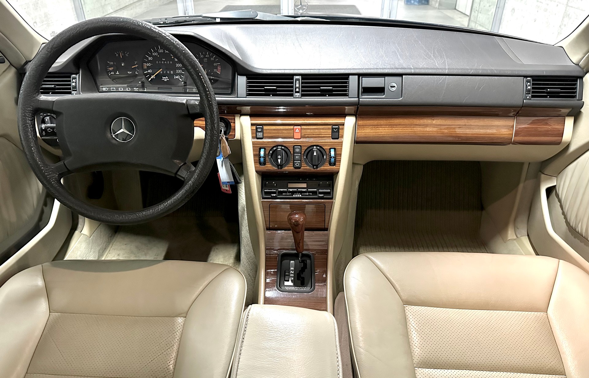 MERCEDES-BENZ 300 CE-image-15
